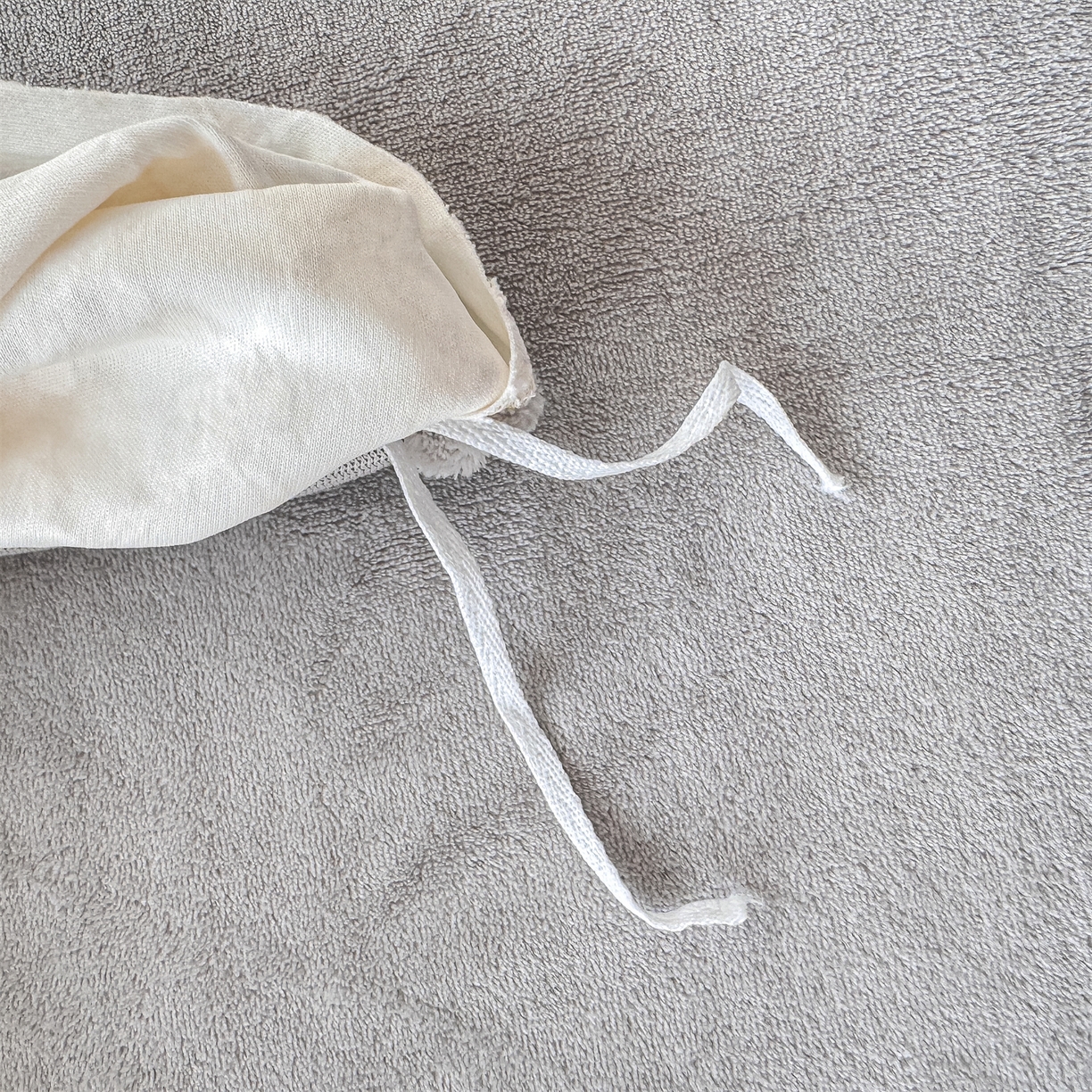 91家纺网 家纺一手货源 找家纺 灰鲸 2025新款牛奶绒拼接刺绣雕花四件套-可可 可可-纳多灰