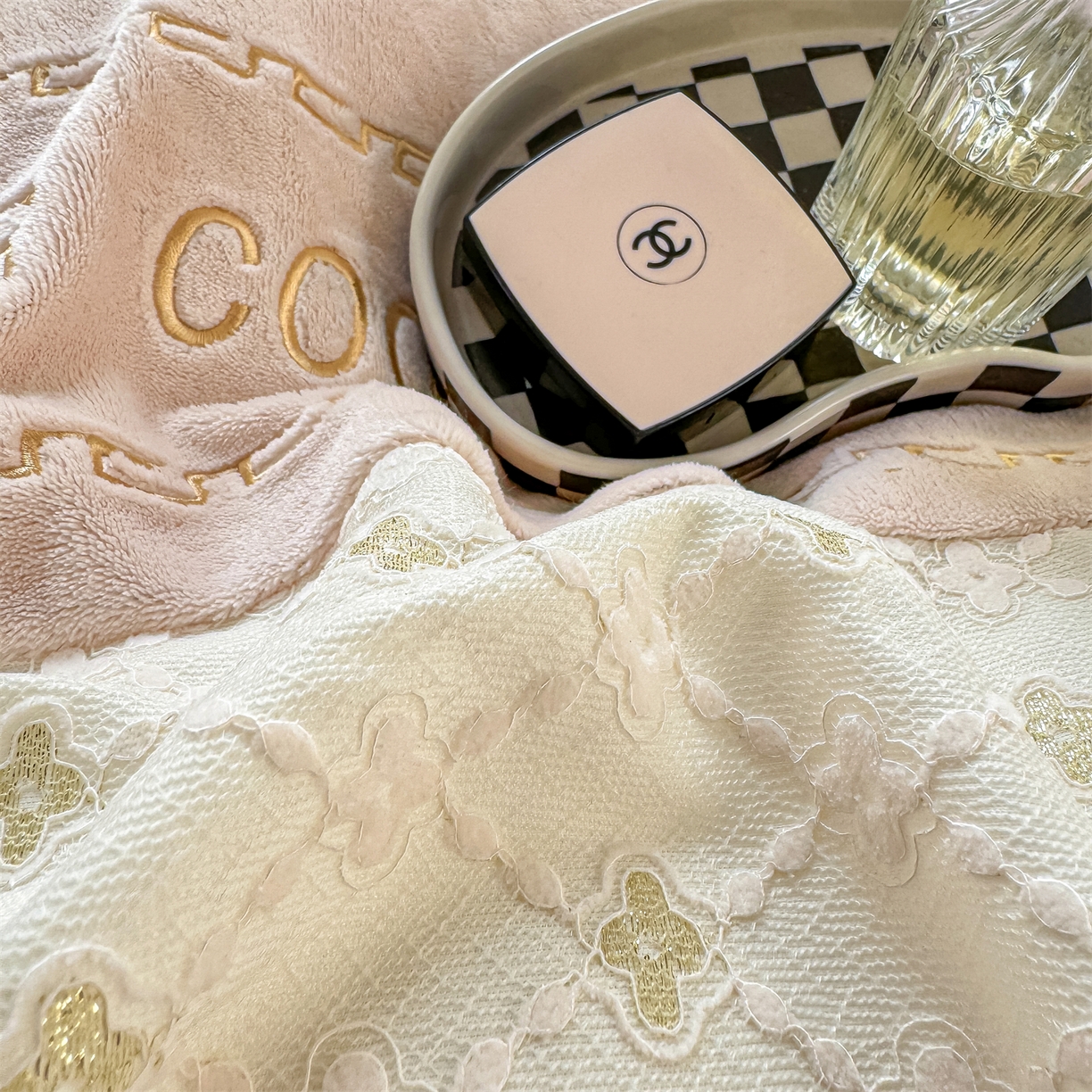 91家纺网 家纺一手货源 找家纺 灰鲸 2025新款牛奶绒拼接刺绣雕花四件套-可可 可可-奶茶