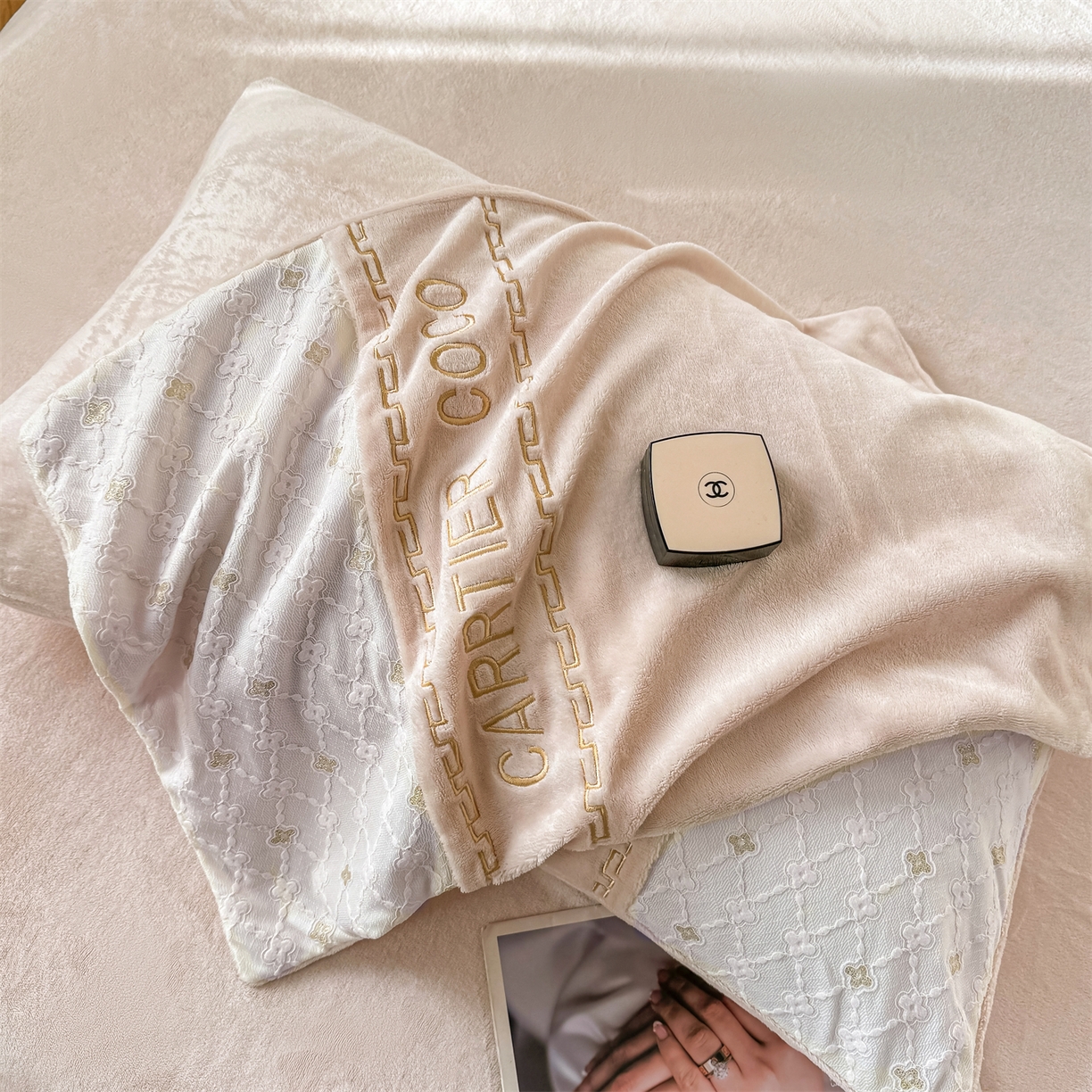 91家纺网 家纺一手货源 找家纺 灰鲸 2025新款牛奶绒拼接刺绣雕花四件套-可可 可可-奶茶