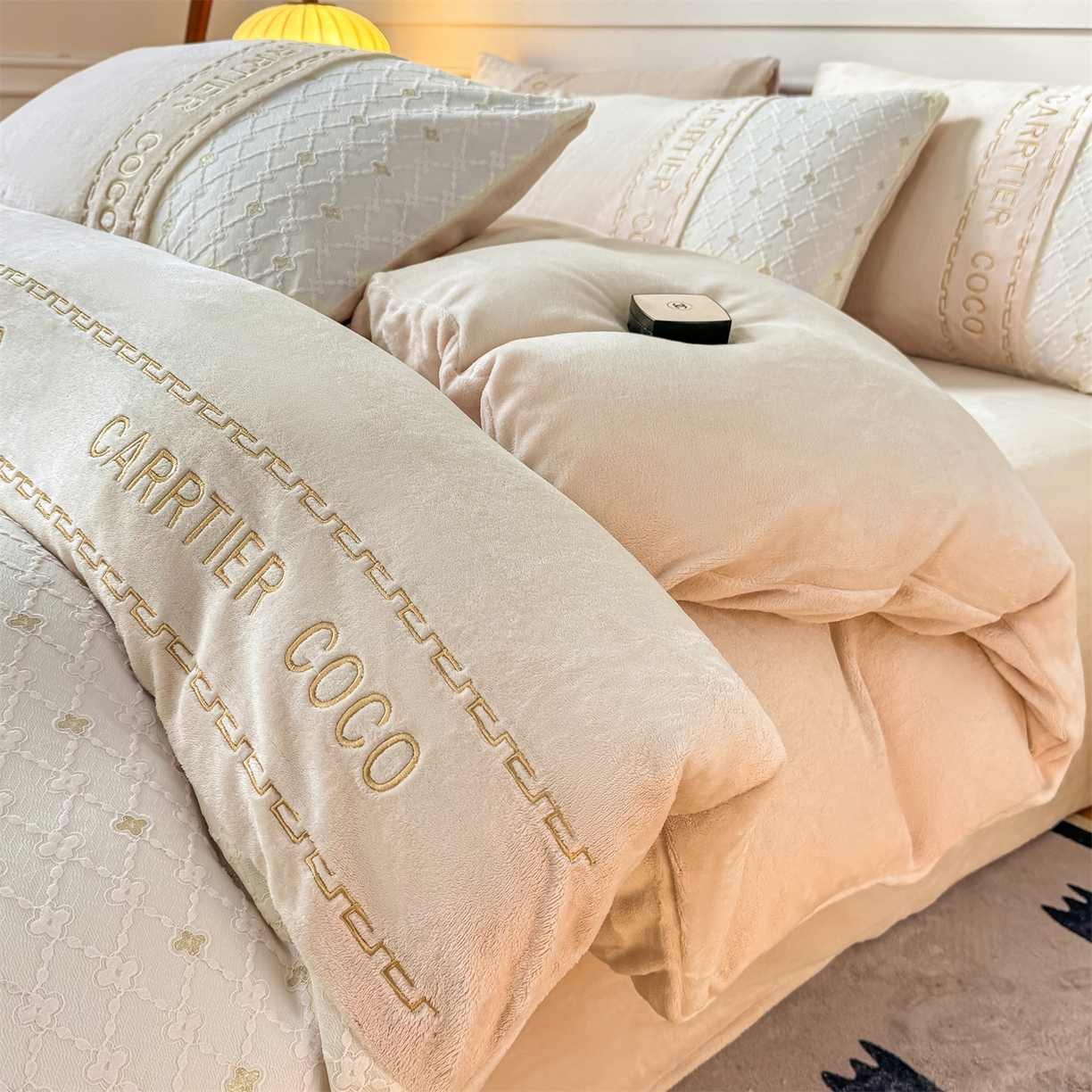 91家纺网 家纺一手货源 找家纺 （总）灰鲸 2025新款牛奶绒拼接刺绣雕花四件套-可可