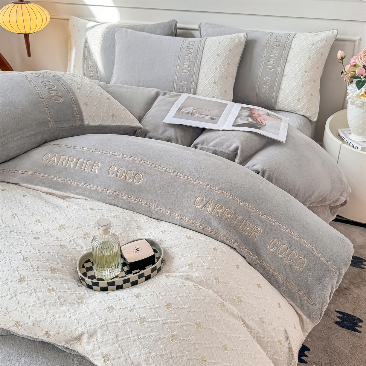 91家纺网 家纺一手货源 找家纺 灰鲸 2025新款牛奶绒拼接刺绣雕花四件套-可可 可可-纳多灰