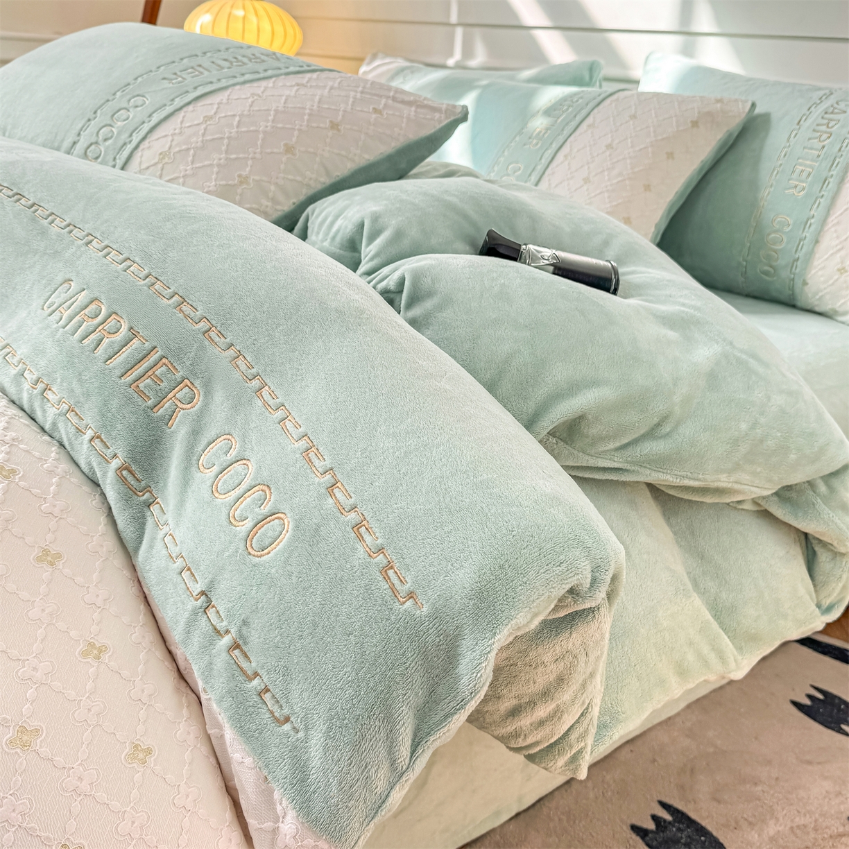 91家纺网 家纺一手货源 找家纺 （总）灰鲸 2025新款牛奶绒拼接刺绣雕花四件套-可可