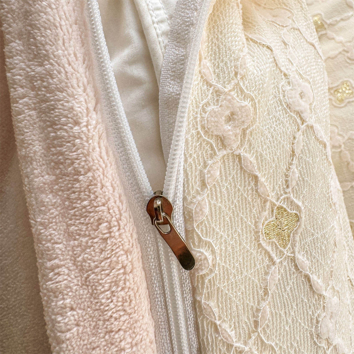 91家纺网 家纺一手货源 找家纺 灰鲸 2025新款牛奶绒拼接刺绣雕花四件套-可可 可可-奶茶