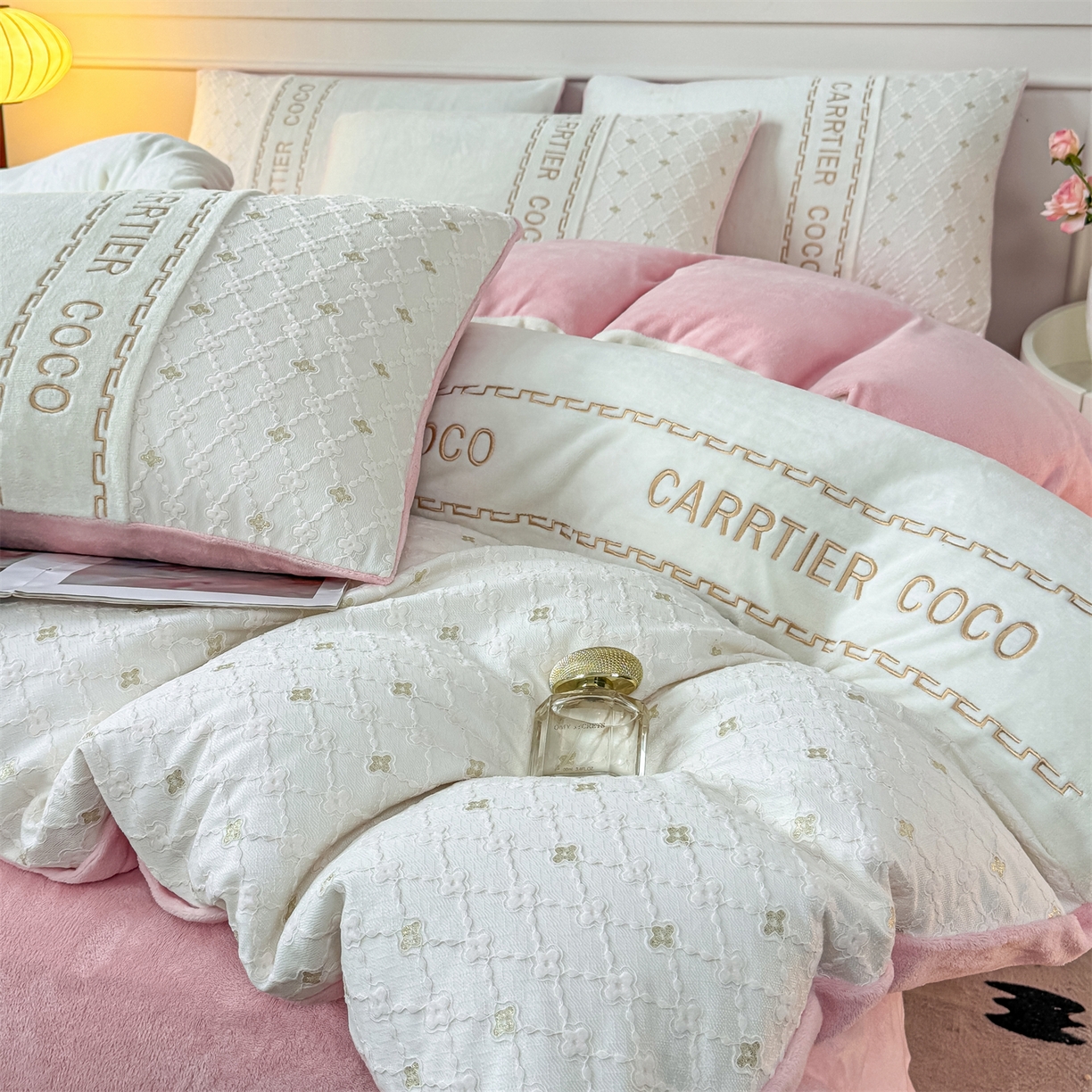 91家纺网 家纺一手货源 找家纺 灰鲸 2025新款牛奶绒拼接刺绣雕花四件套-可可 可可-奶昔白+露娜粉