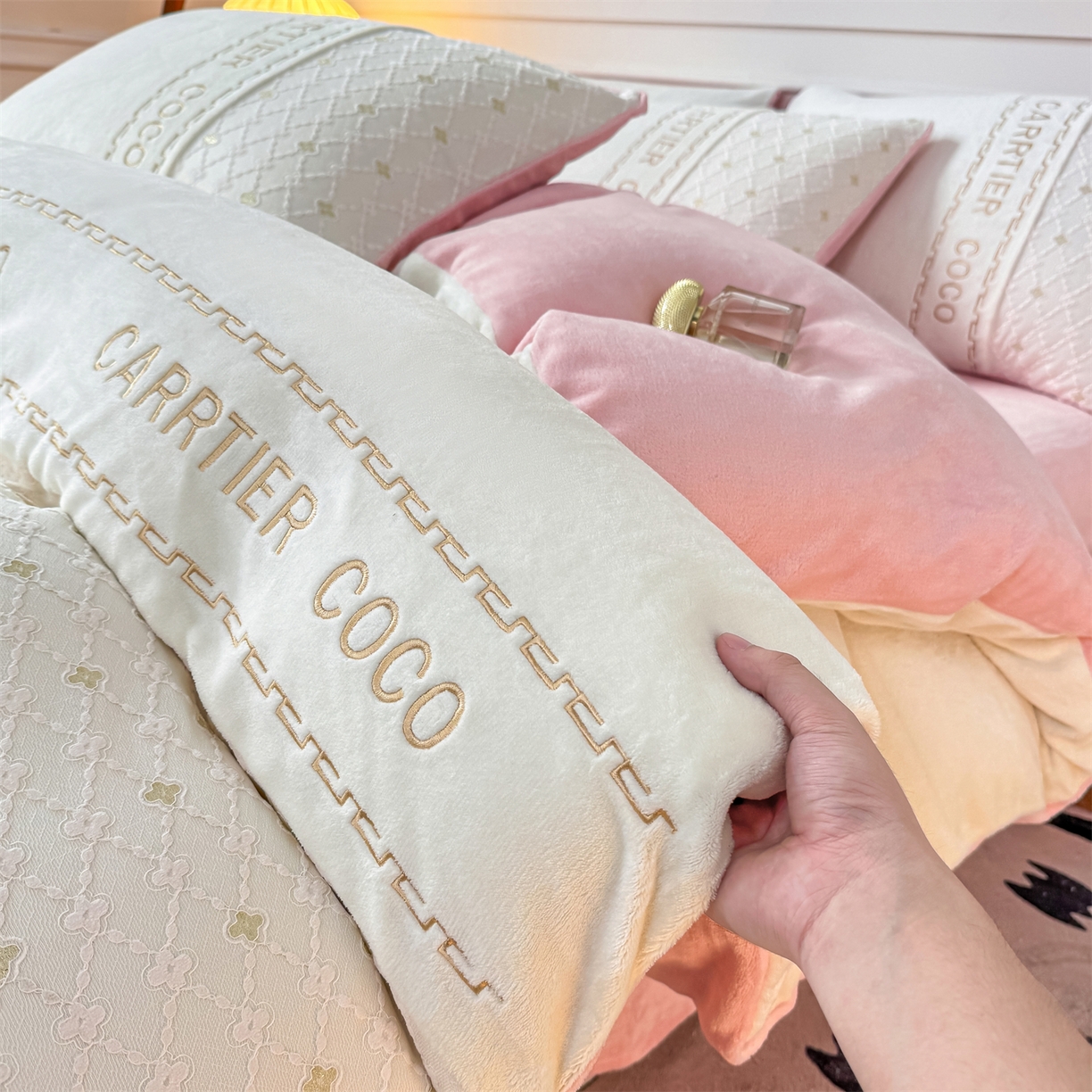 91家纺网 家纺一手货源 找家纺 灰鲸 2025新款牛奶绒拼接刺绣雕花四件套-可可 可可-奶昔白+露娜粉