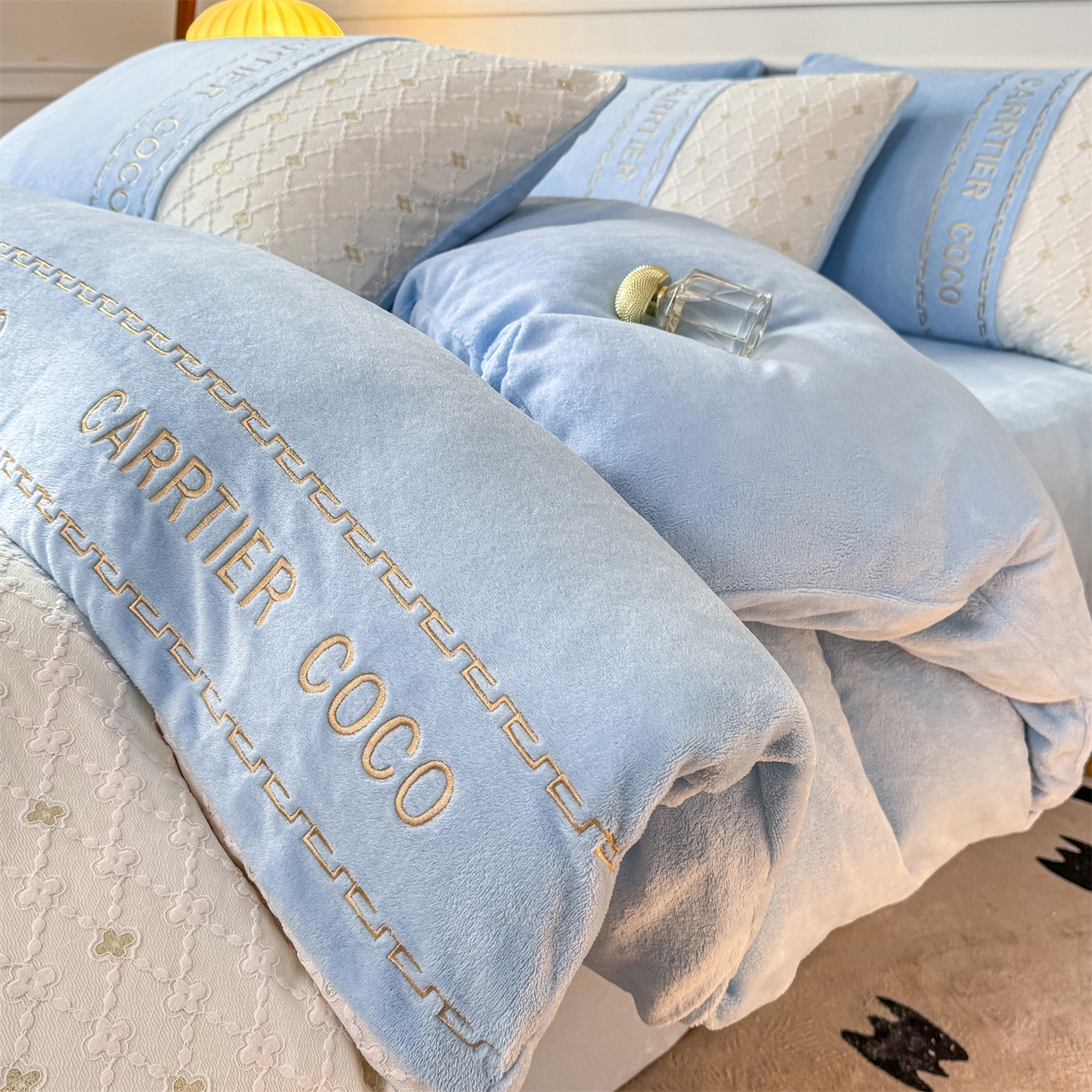 91家纺网 家纺一手货源 找家纺 （总）灰鲸 2025新款牛奶绒拼接刺绣雕花四件套-可可