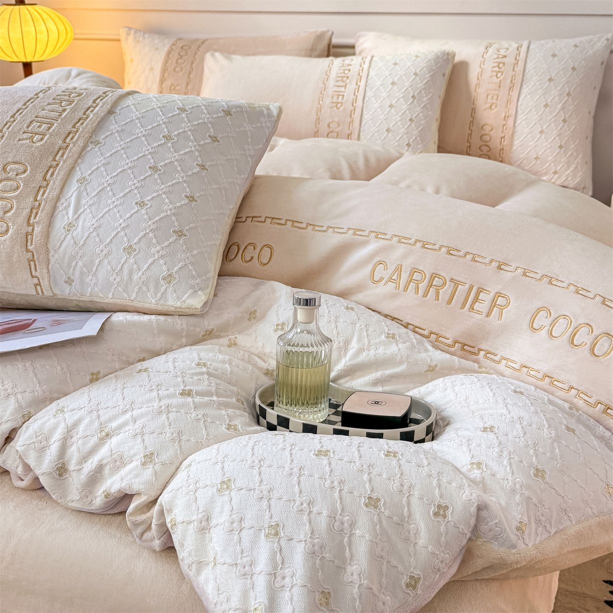 91家纺网 家纺一手货源 找家纺 灰鲸 2025新款牛奶绒拼接刺绣雕花四件套-可可 可可-奶茶