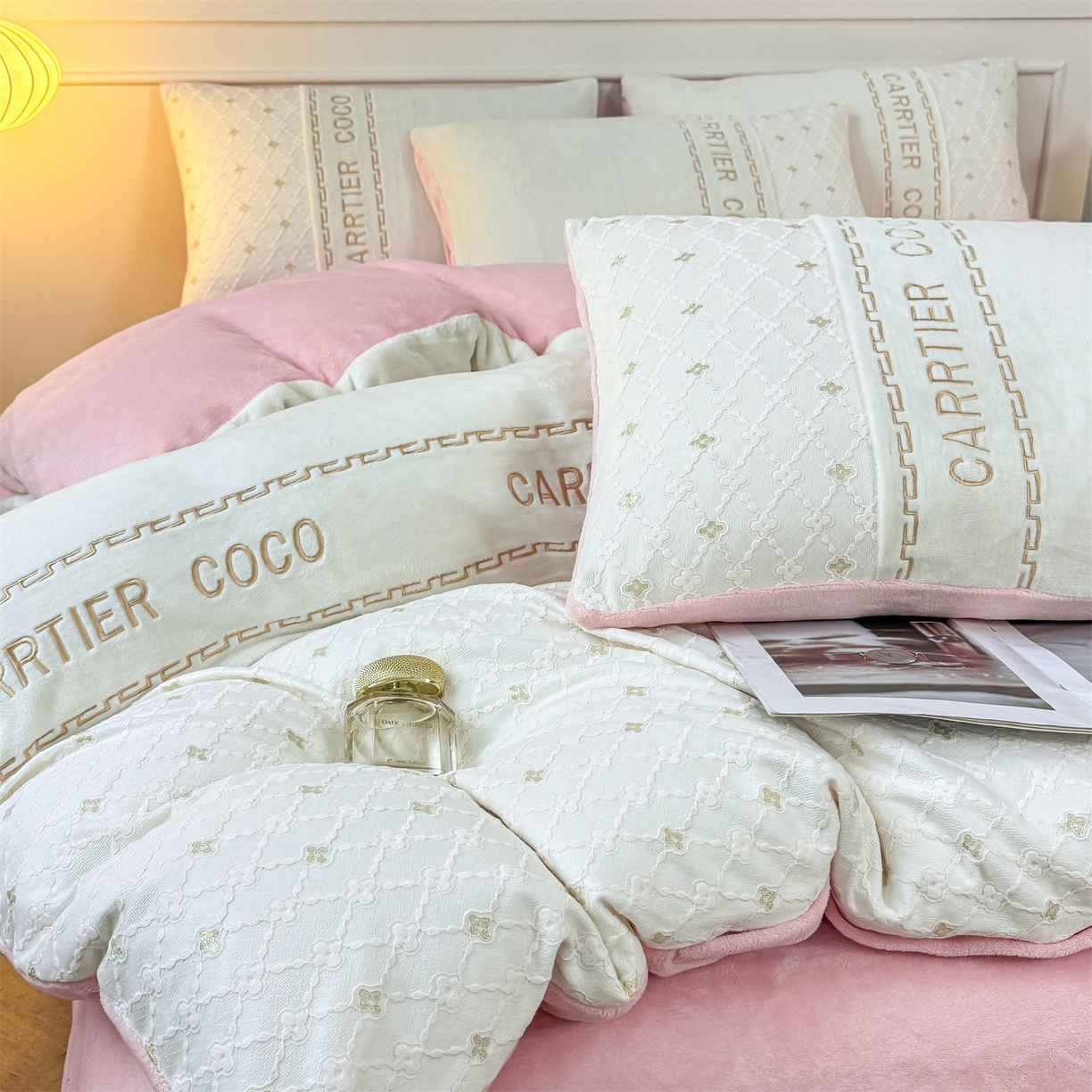 91家纺网 家纺一手货源 找家纺 灰鲸 2025新款牛奶绒拼接刺绣雕花四件套-可可 可可-奶昔白+露娜粉