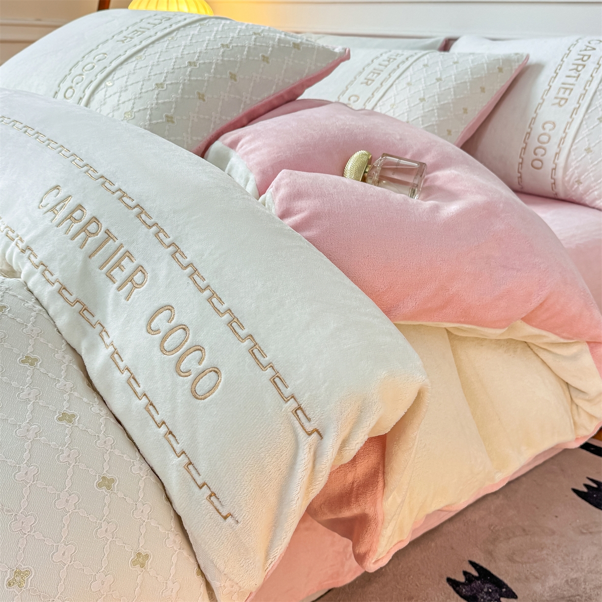 灰鲸 2025新款牛奶绒拼接刺绣雕花四件套-可可 可可-奶昔白+露娜粉