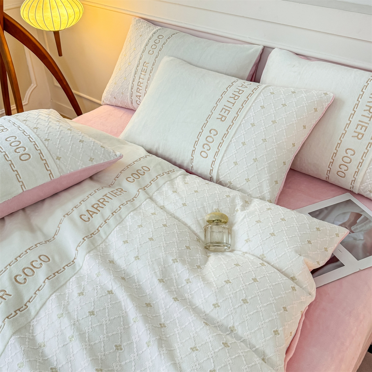 91家纺网 家纺一手货源 找家纺 灰鲸 2025新款牛奶绒拼接刺绣雕花四件套-可可 可可-奶昔白+露娜粉