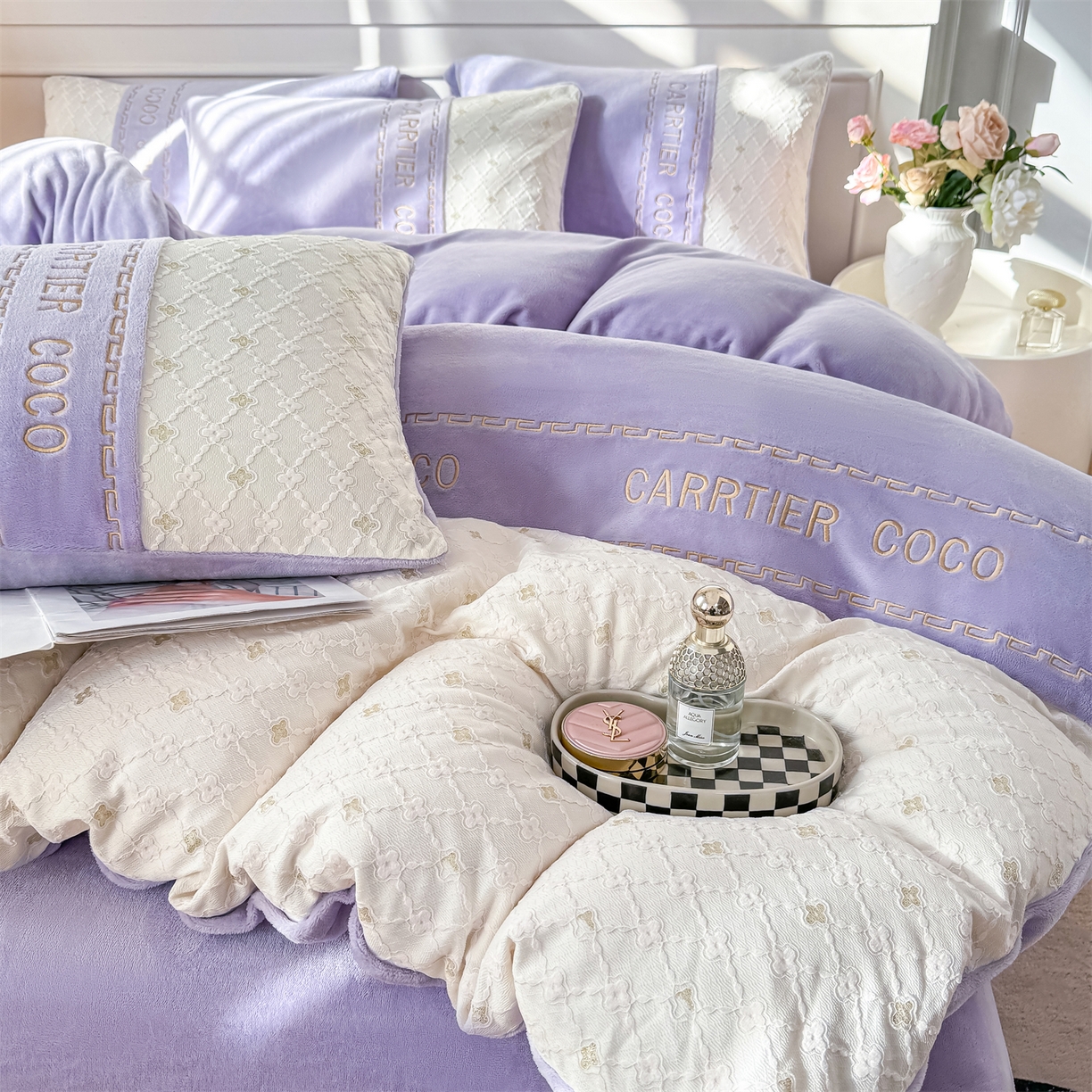 91家纺网 家纺一手货源 找家纺 灰鲸 2025新款牛奶绒拼接刺绣雕花四件套-可可 可可-风铃紫