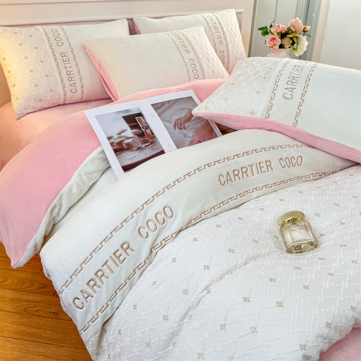 91家纺网 家纺一手货源 找家纺 灰鲸 2025新款牛奶绒拼接刺绣雕花四件套-可可 可可-奶昔白+露娜粉