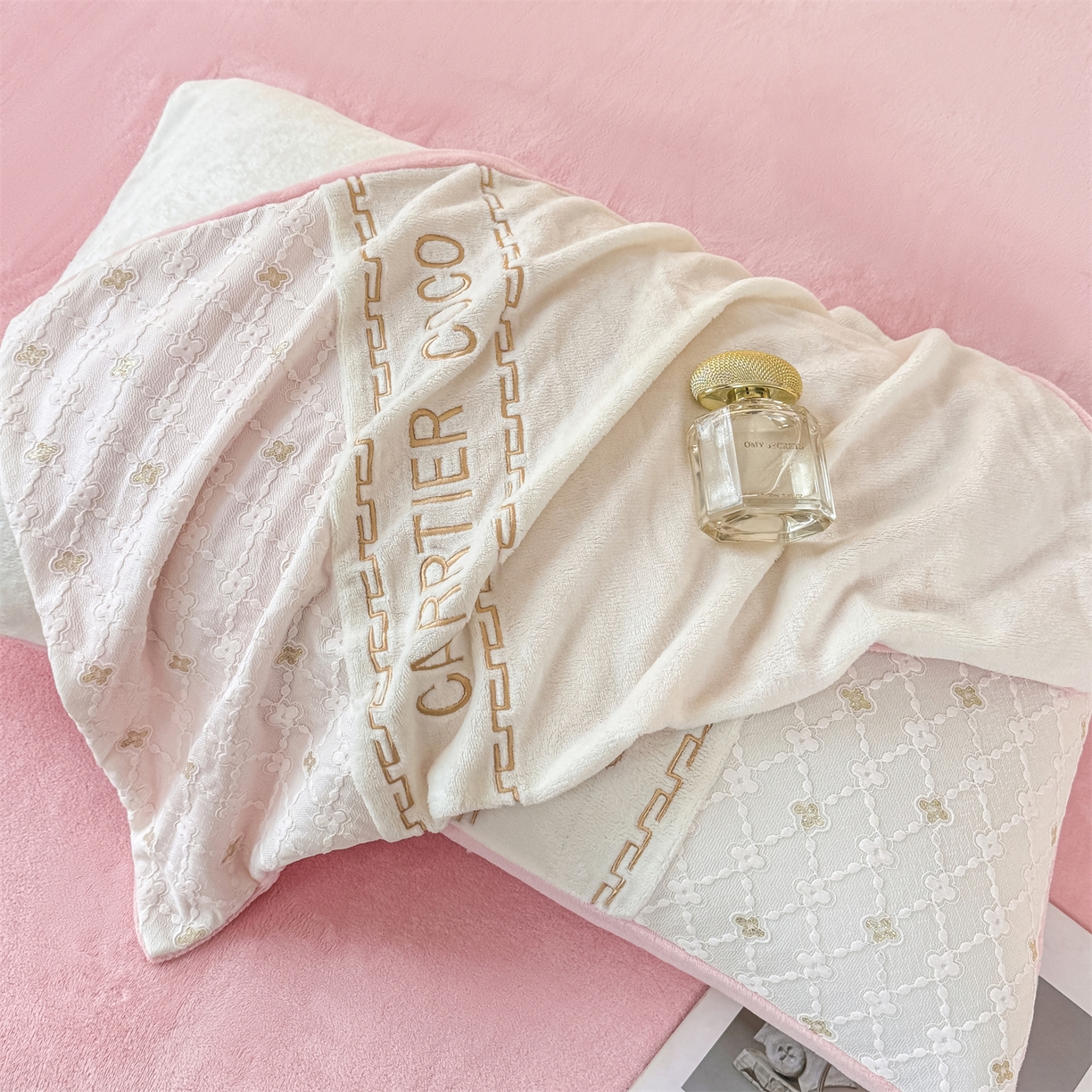 91家纺网 家纺一手货源 找家纺 灰鲸 2025新款牛奶绒拼接刺绣雕花四件套-可可 可可-奶昔白+露娜粉