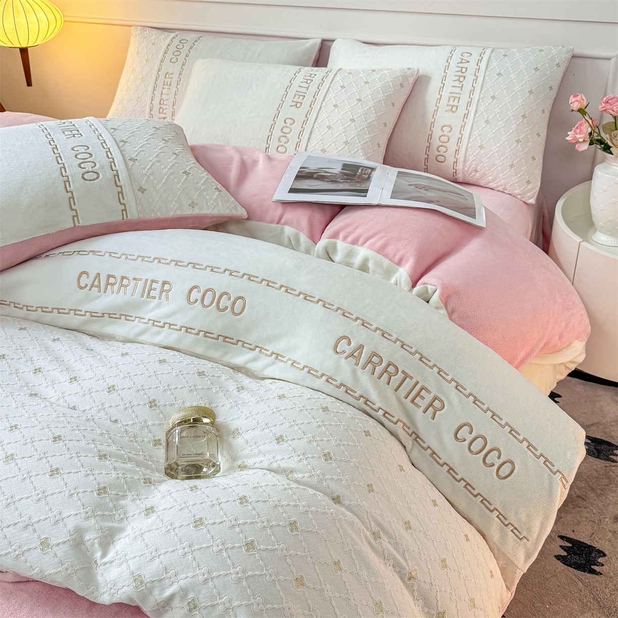 91家纺网 家纺一手货源 找家纺 灰鲸 2025新款牛奶绒拼接刺绣雕花四件套-可可 可可-奶昔白+露娜粉