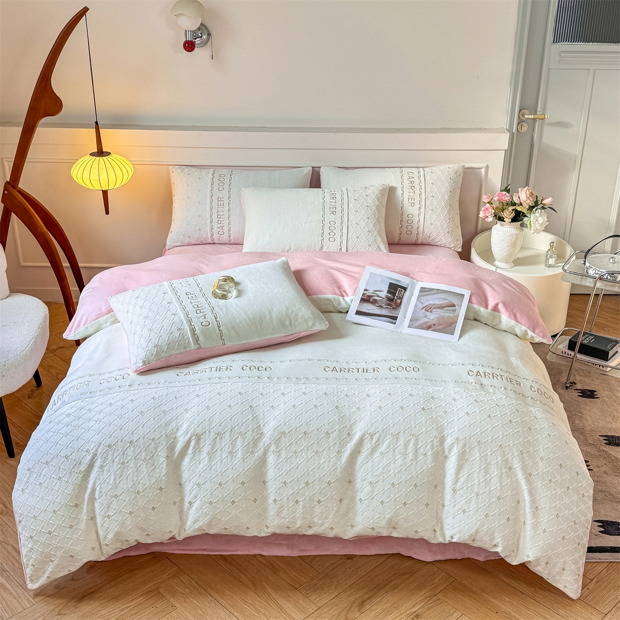 91家纺网 家纺一手货源 找家纺 灰鲸 2025新款牛奶绒拼接刺绣雕花四件套-可可 可可-奶昔白+露娜粉