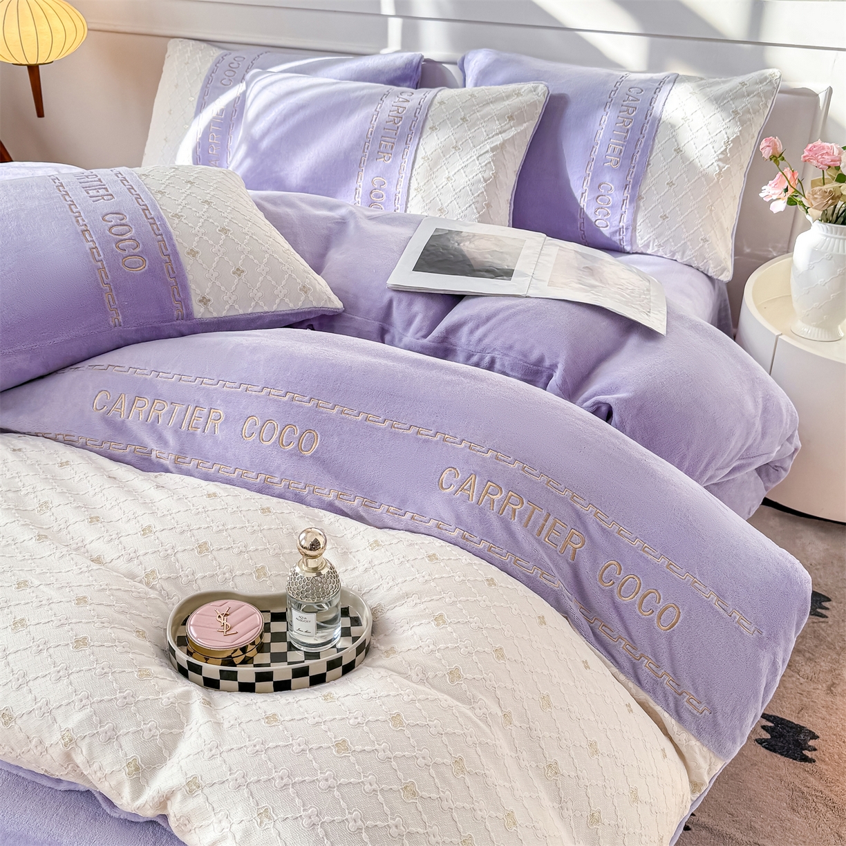 91家纺网 家纺一手货源 找家纺 灰鲸 2025新款牛奶绒拼接刺绣雕花四件套-可可 可可-风铃紫