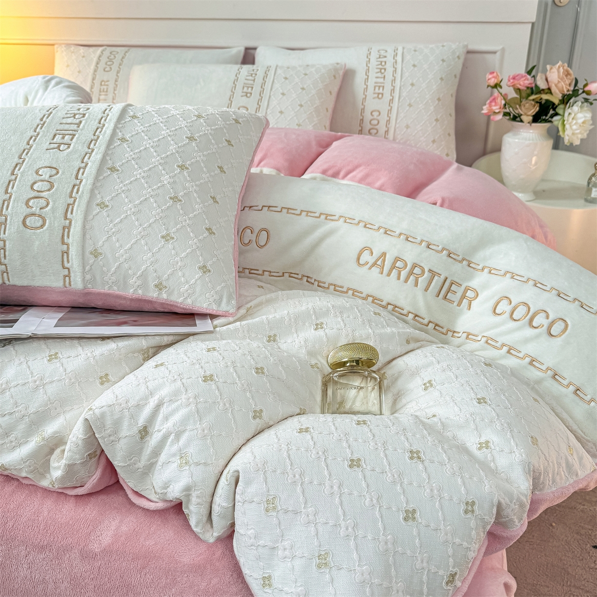 91家纺网 家纺一手货源 找家纺 灰鲸 2025新款牛奶绒拼接刺绣雕花四件套-可可 可可-奶昔白+露娜粉