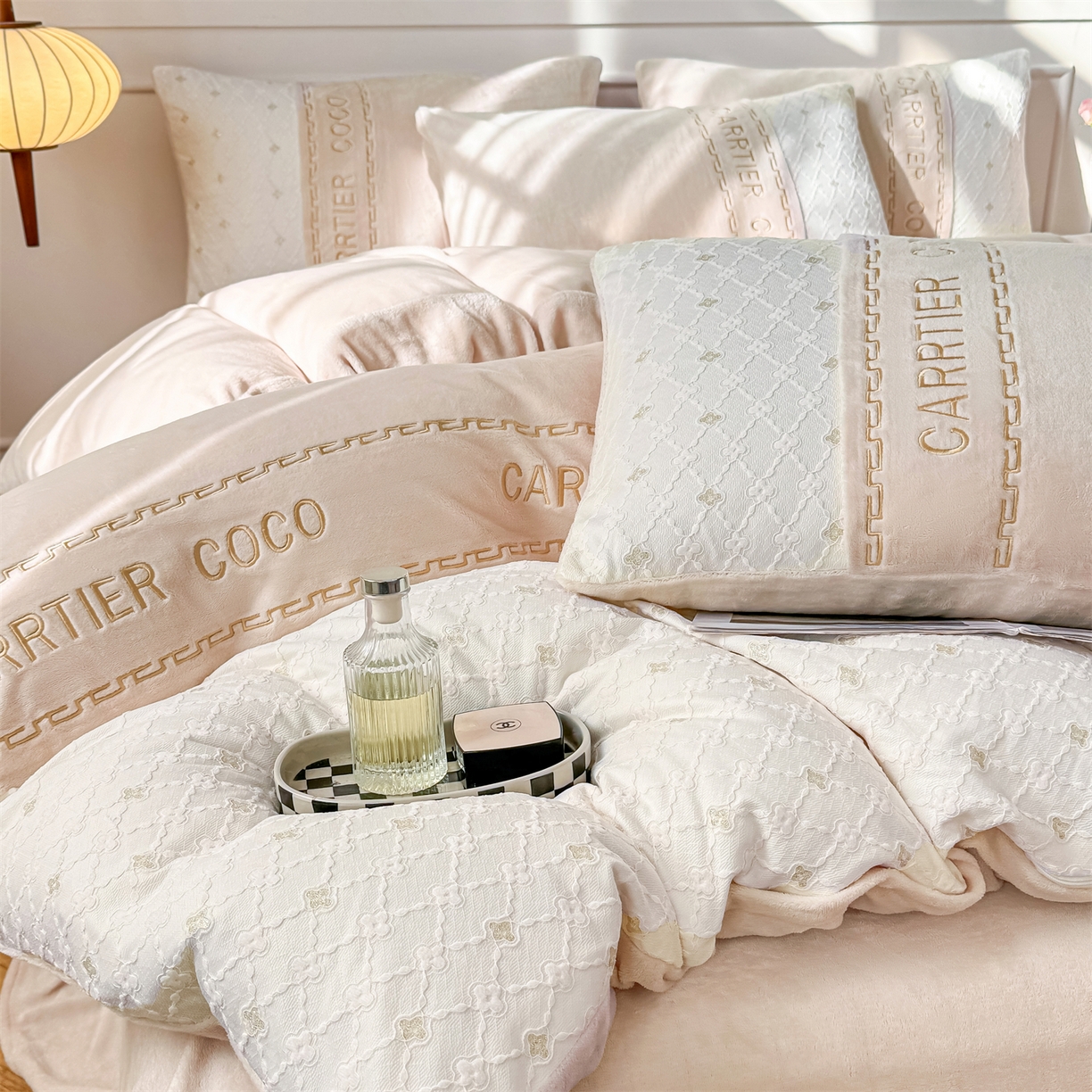 91家纺网 家纺一手货源 找家纺 灰鲸 2025新款牛奶绒拼接刺绣雕花四件套-可可 可可-奶茶