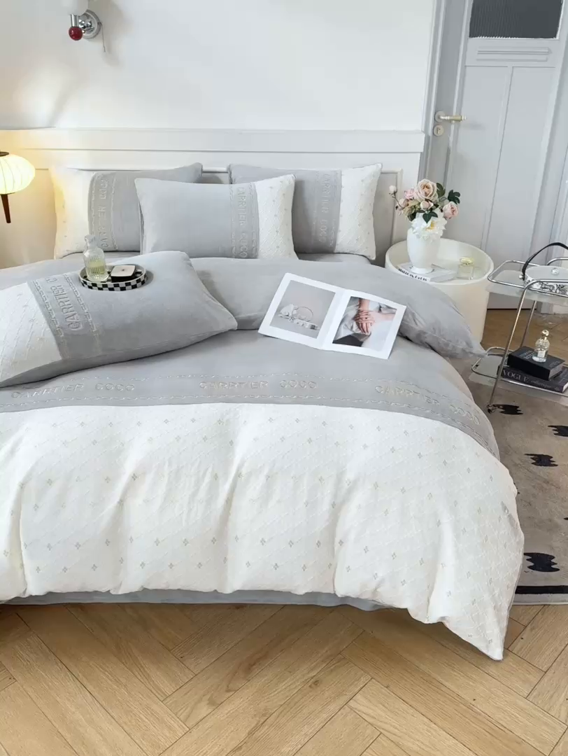 91家纺网 家纺一手货源 找家纺 灰鲸 2025新款牛奶绒拼接刺绣雕花四件套-可可 可可-纳多灰