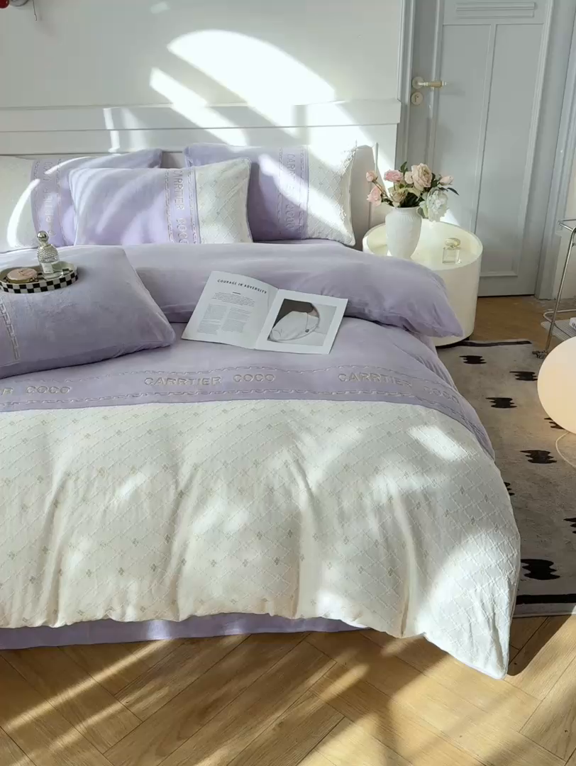 91家纺网 家纺一手货源 找家纺 灰鲸 2025新款牛奶绒拼接刺绣雕花四件套-可可 可可-风铃紫