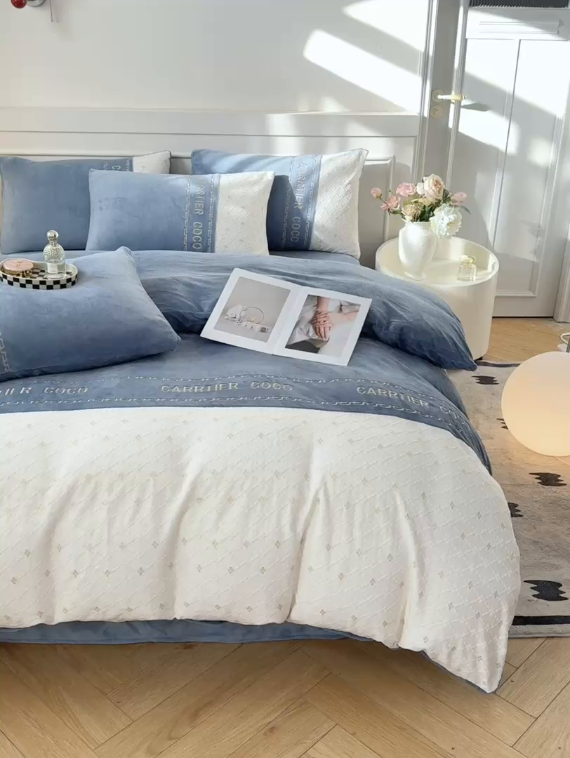 91家纺网 家纺一手货源 找家纺 （总）灰鲸 2025新款牛奶绒拼接刺绣雕花四件套-可可