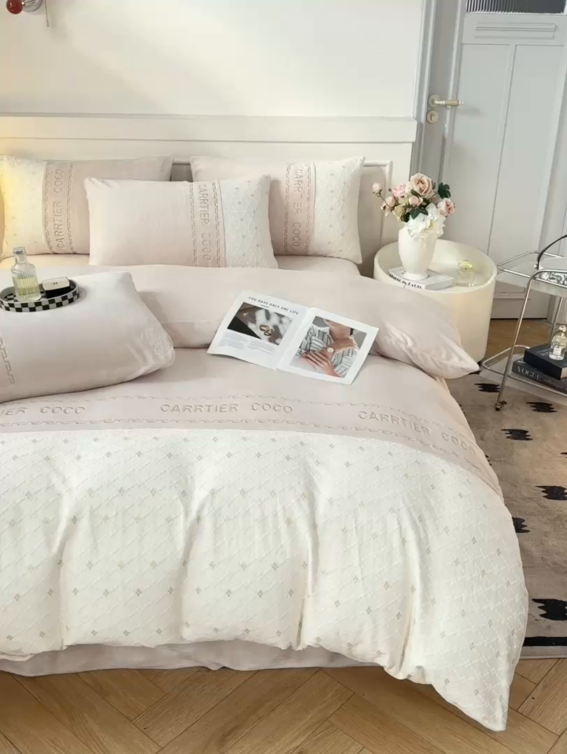 91家纺网 家纺一手货源 找家纺 灰鲸 2025新款牛奶绒拼接刺绣雕花四件套-可可 可可-奶茶