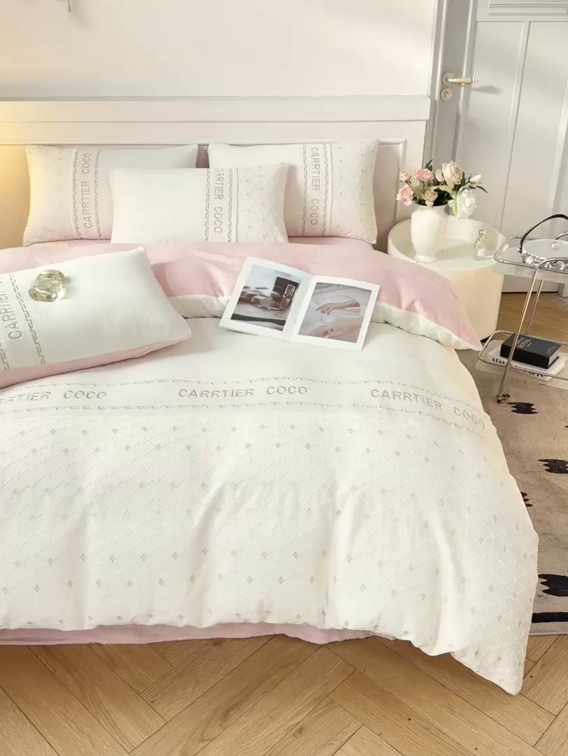 91家纺网 家纺一手货源 找家纺 灰鲸 2025新款牛奶绒拼接刺绣雕花四件套-可可 可可-奶昔白+露娜粉