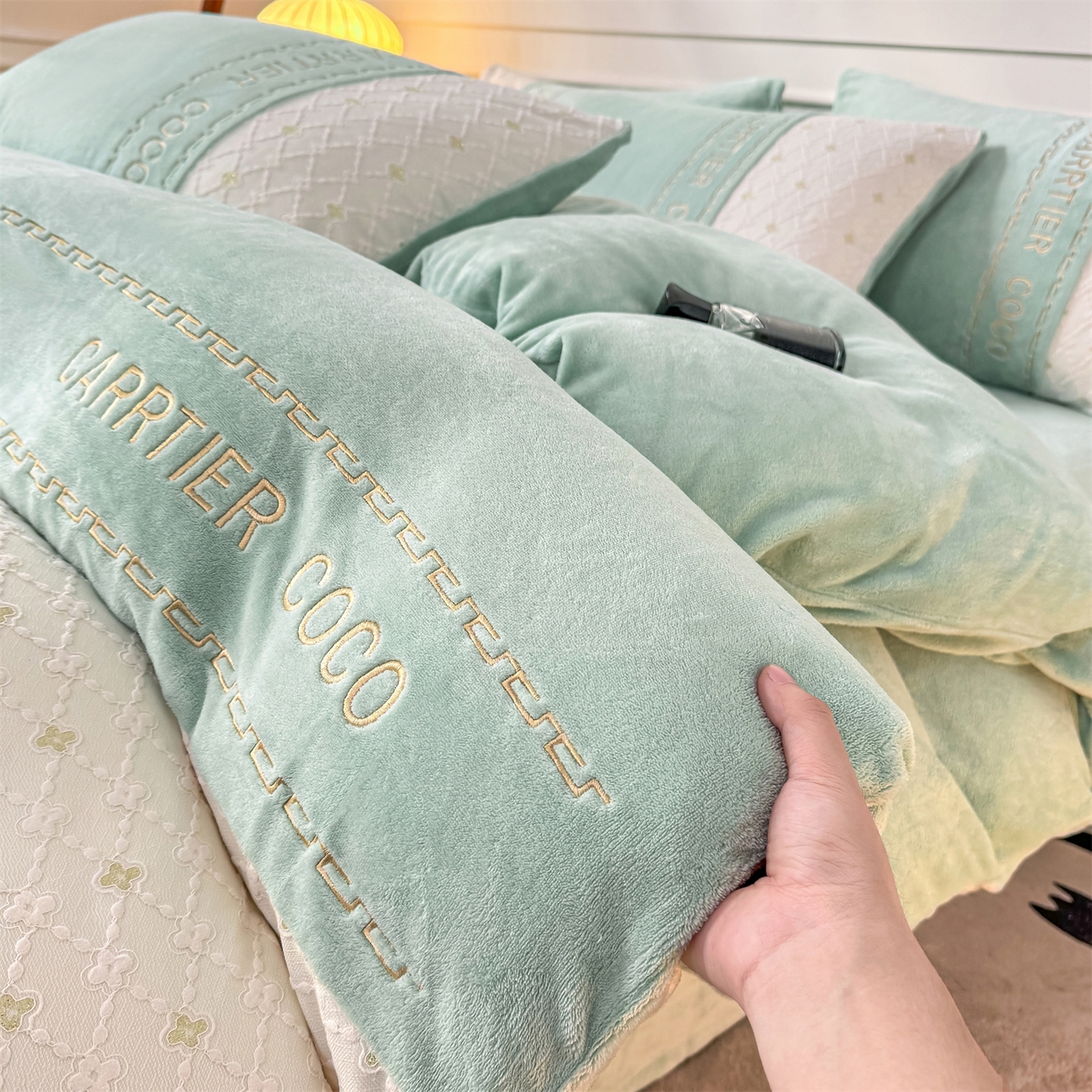 91家纺网 家纺一手货源 找家纺 灰鲸 2025新款牛奶绒拼接刺绣雕花四件套-可可 可可-抹茶绿