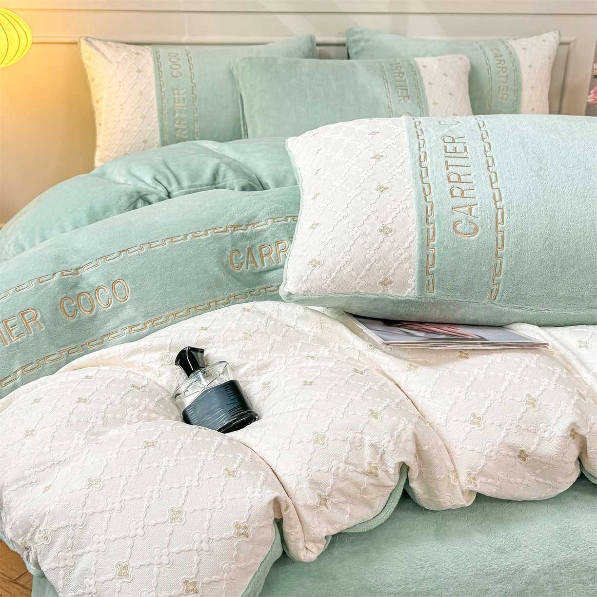 91家纺网 家纺一手货源 找家纺 灰鲸 2025新款牛奶绒拼接刺绣雕花四件套-可可 可可-抹茶绿