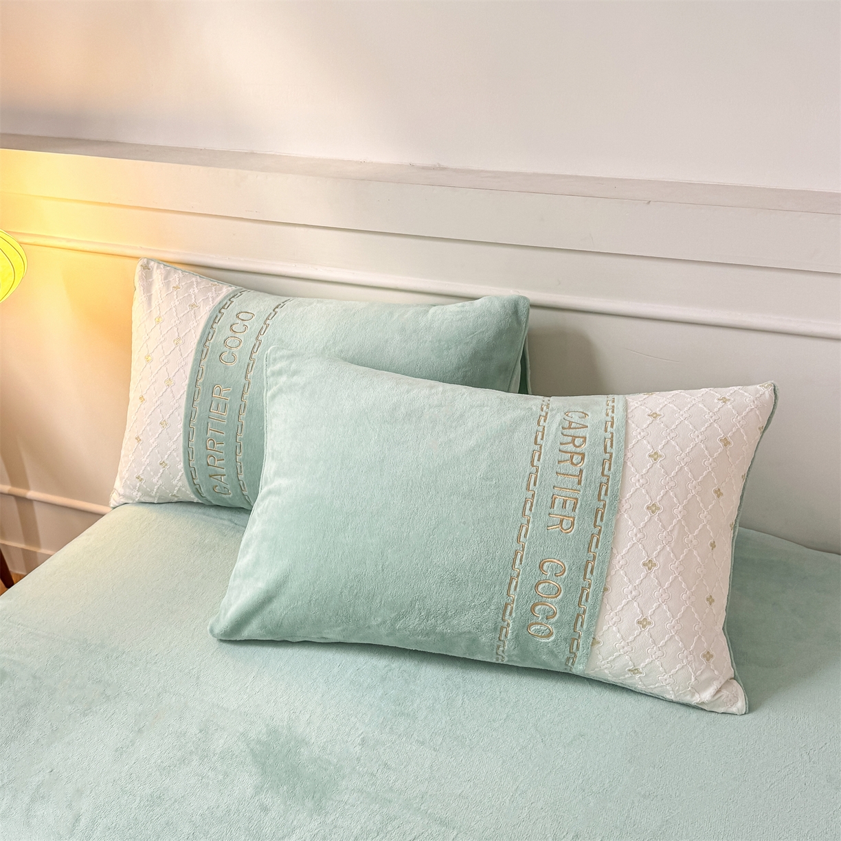 91家纺网 家纺一手货源 找家纺 灰鲸 2025新款牛奶绒拼接刺绣雕花四件套-可可 可可-抹茶绿