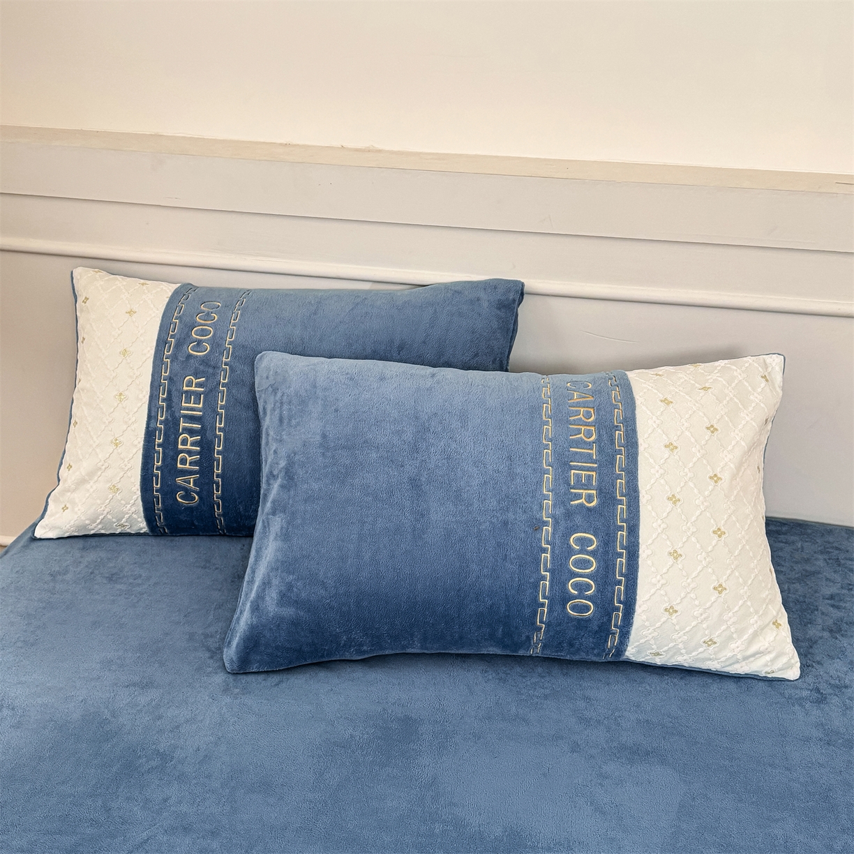 91家纺网 家纺一手货源 找家纺 灰鲸 2025新款牛奶绒拼接刺绣雕花四件套-可可 可可-宾利蓝