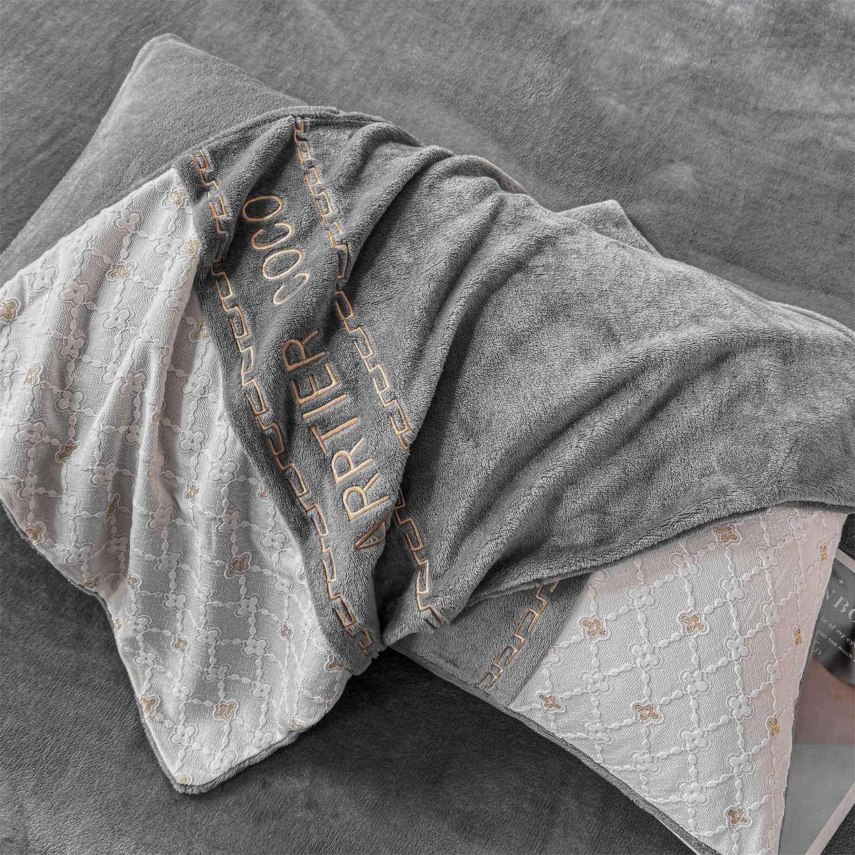 91家纺网 家纺一手货源 找家纺 灰鲸 2025新款牛奶绒拼接刺绣雕花四件套-可可 可可-绅士灰