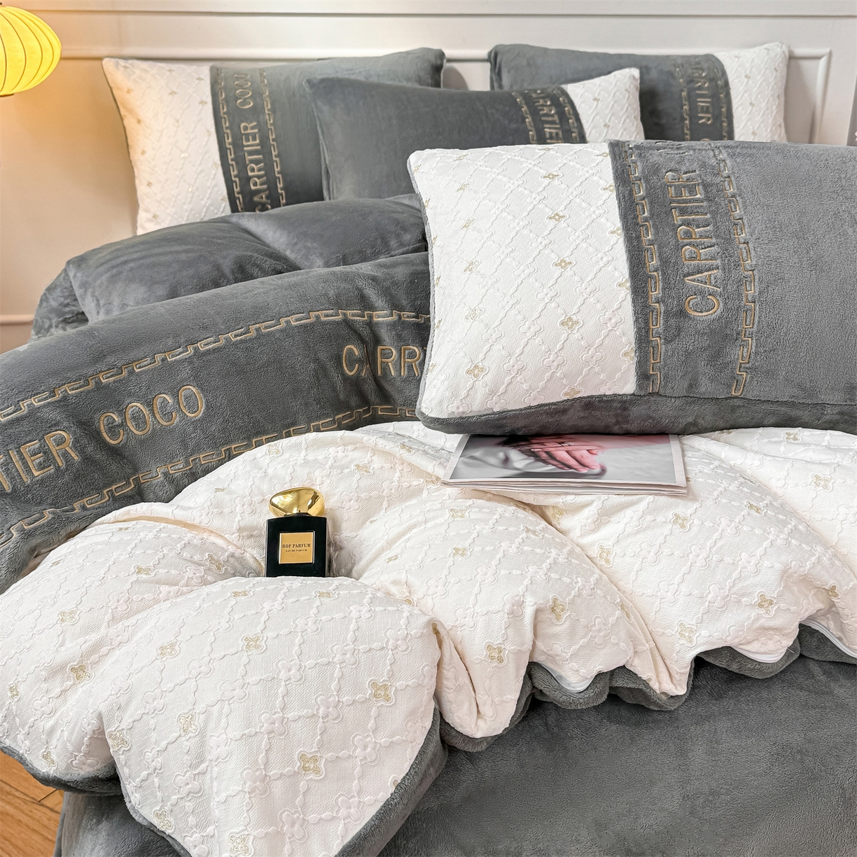 91家纺网 家纺一手货源 找家纺 灰鲸 2025新款牛奶绒拼接刺绣雕花四件套-可可 可可-绅士灰