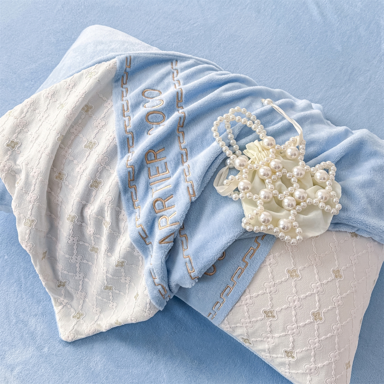 91家纺网 家纺一手货源 找家纺 灰鲸 2025新款牛奶绒拼接刺绣雕花四件套-可可 可可-繁星蓝