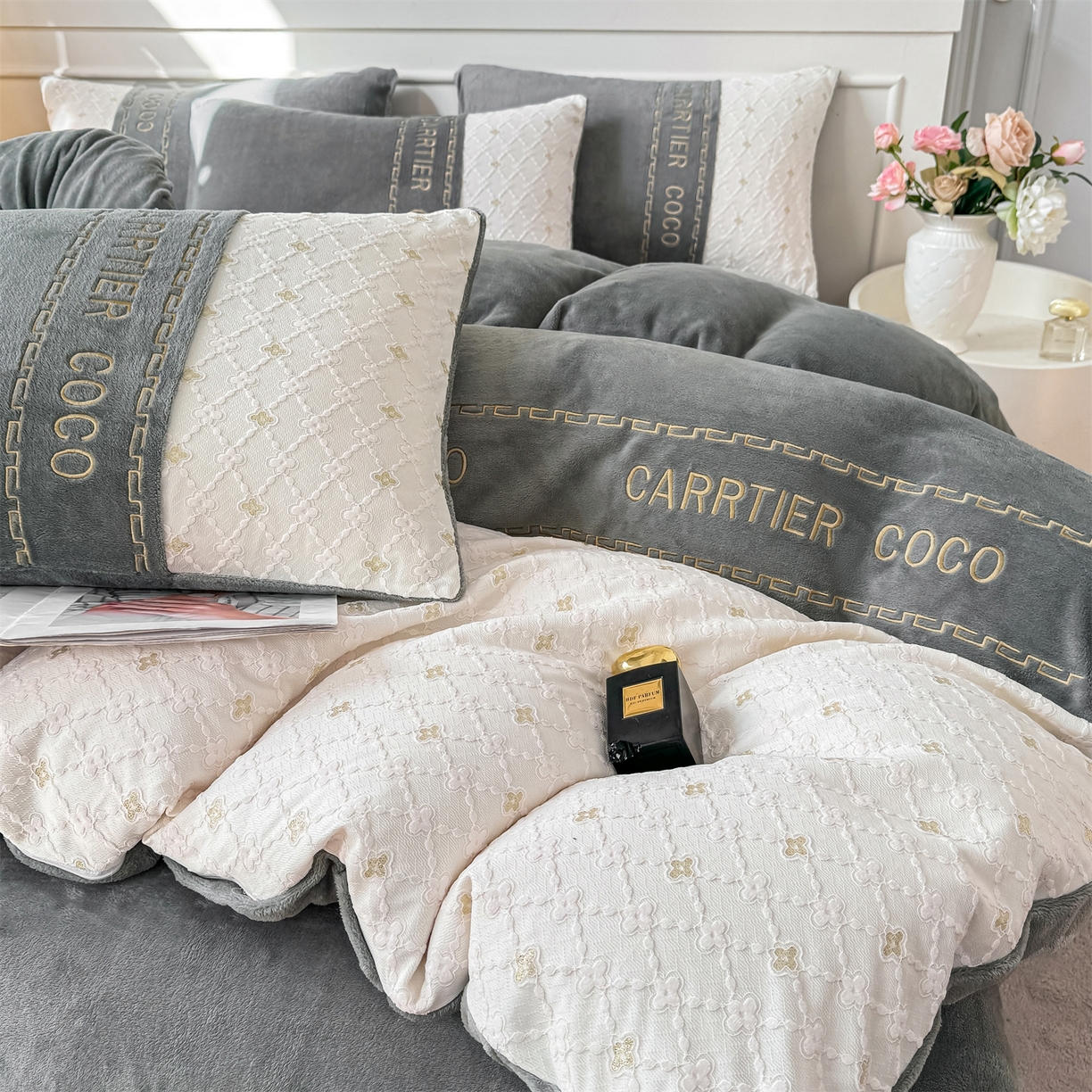 91家纺网 家纺一手货源 找家纺 灰鲸 2025新款牛奶绒拼接刺绣雕花四件套-可可 可可-绅士灰