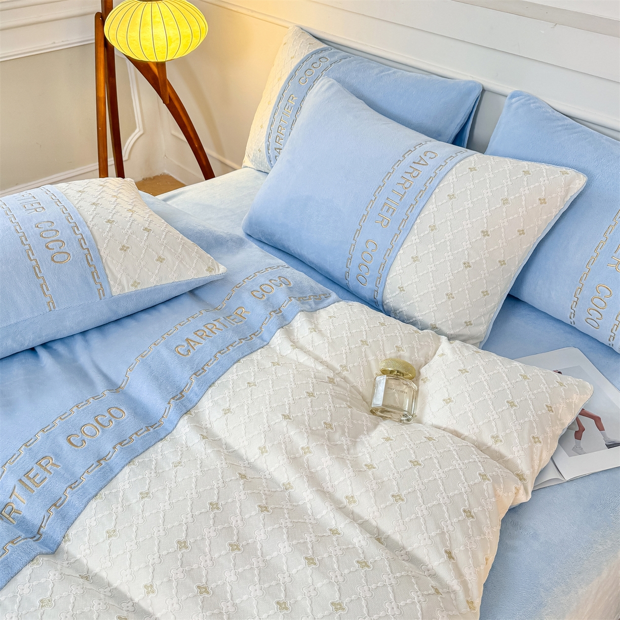 91家纺网 家纺一手货源 找家纺 灰鲸 2025新款牛奶绒拼接刺绣雕花四件套-可可 可可-繁星蓝