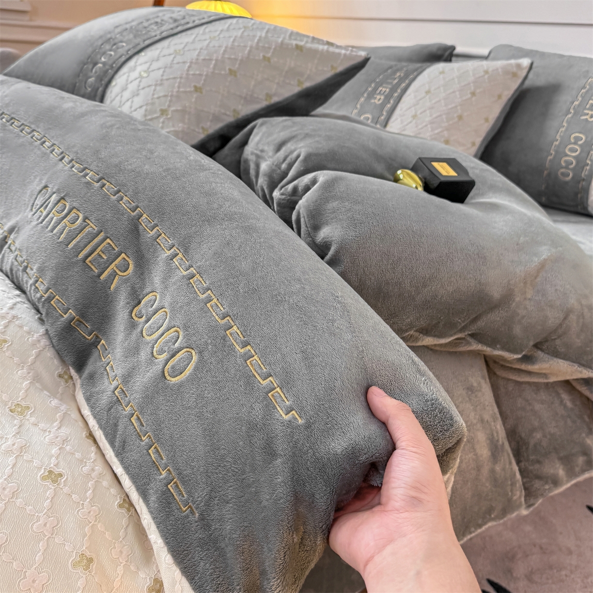 91家纺网 家纺一手货源 找家纺 灰鲸 2025新款牛奶绒拼接刺绣雕花四件套-可可 可可-绅士灰