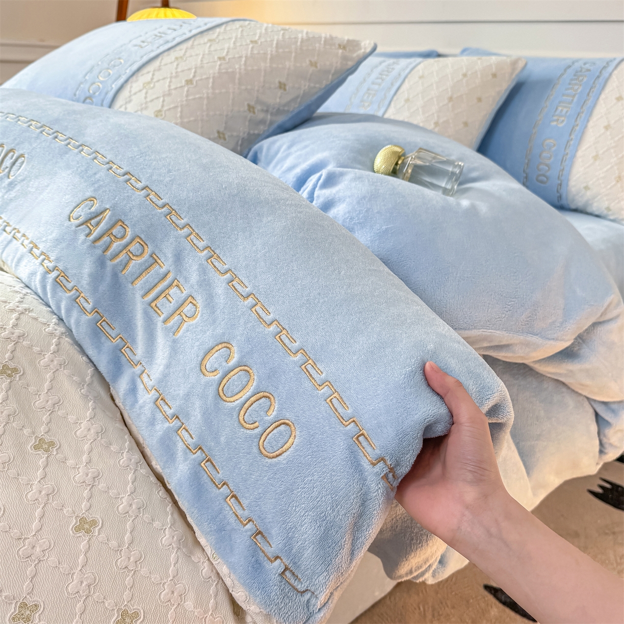 91家纺网 家纺一手货源 找家纺 灰鲸 2025新款牛奶绒拼接刺绣雕花四件套-可可 可可-繁星蓝