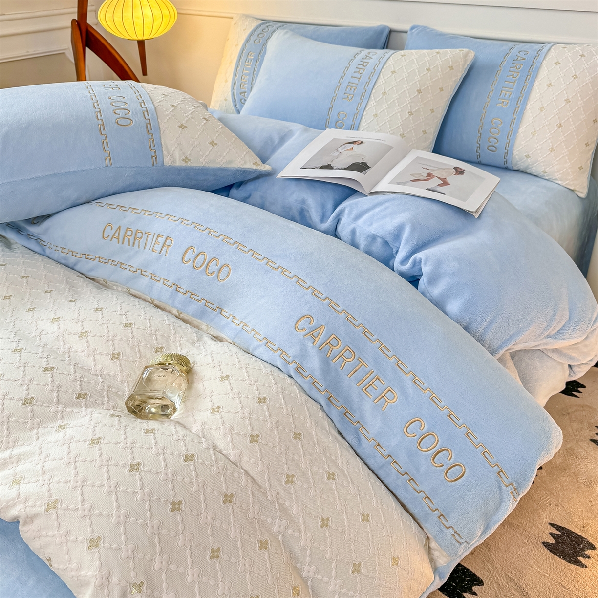 91家纺网 家纺一手货源 找家纺 灰鲸 2025新款牛奶绒拼接刺绣雕花四件套-可可 可可-繁星蓝