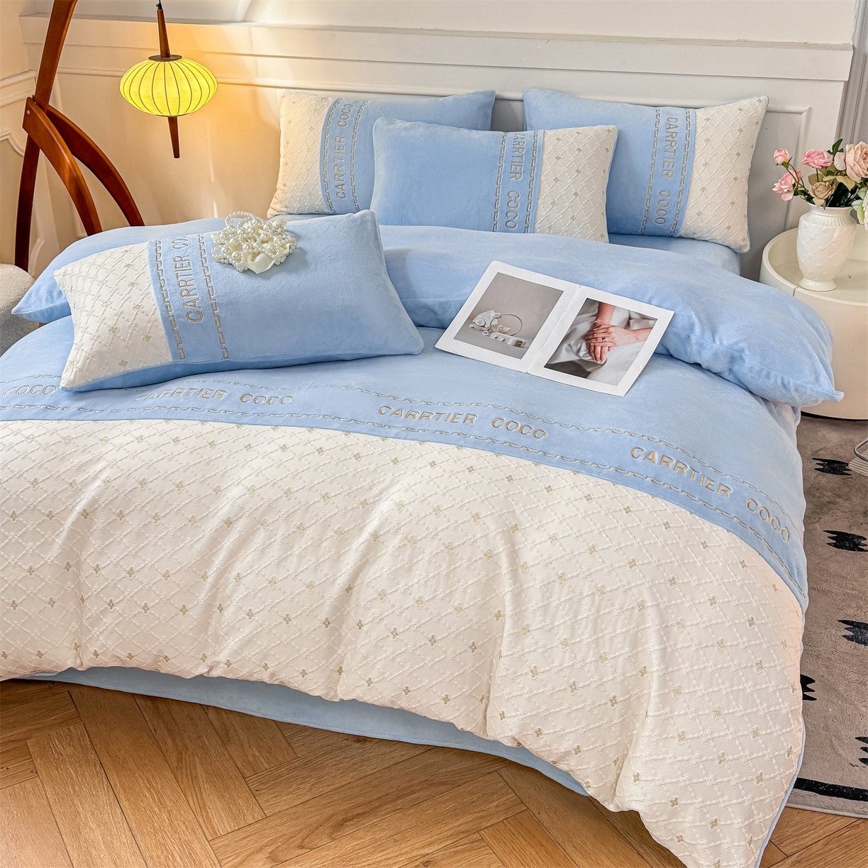 91家纺网 家纺一手货源 找家纺 灰鲸 2025新款牛奶绒拼接刺绣雕花四件套-可可 可可-繁星蓝