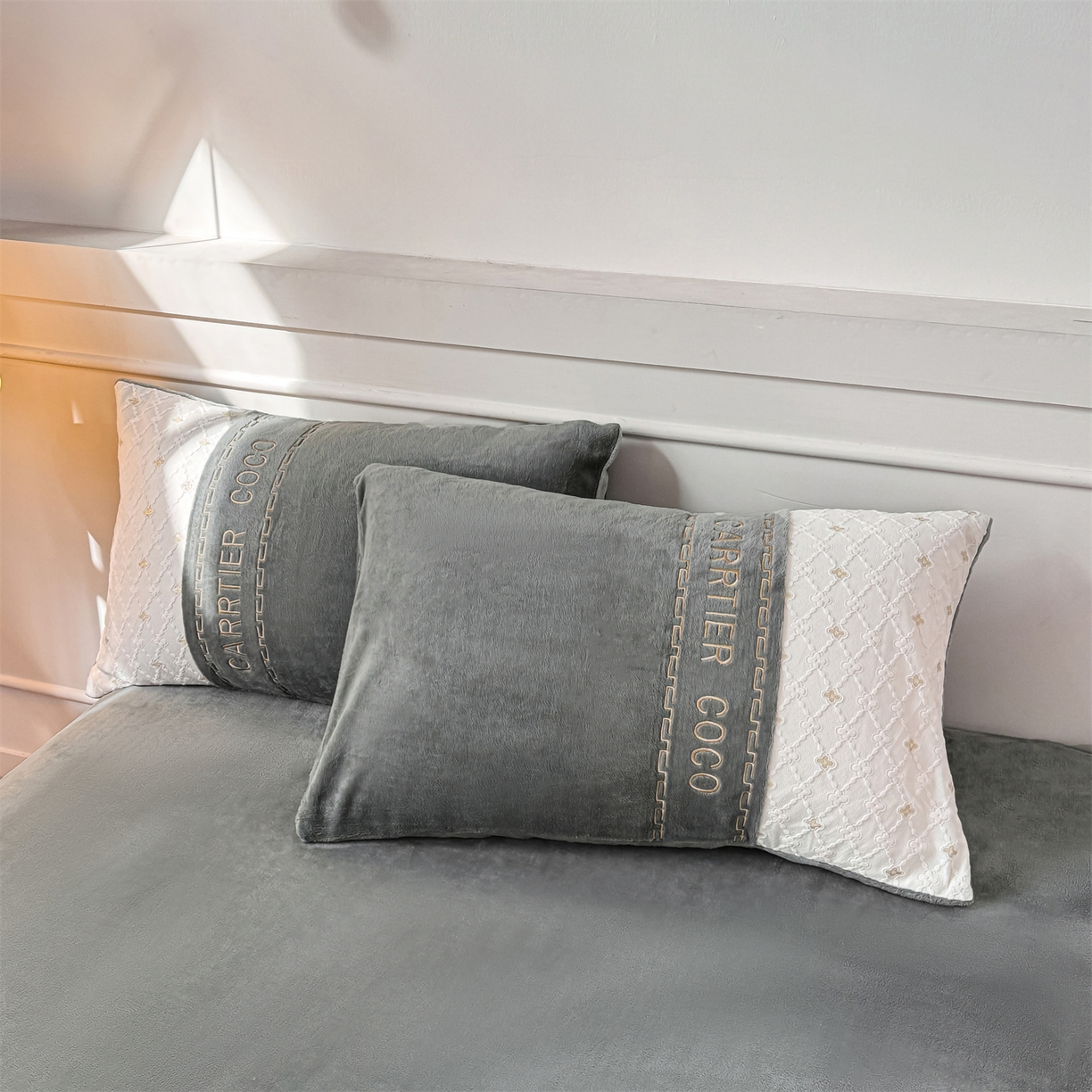 91家纺网 家纺一手货源 找家纺 灰鲸 2025新款牛奶绒拼接刺绣雕花四件套-可可 可可-绅士灰