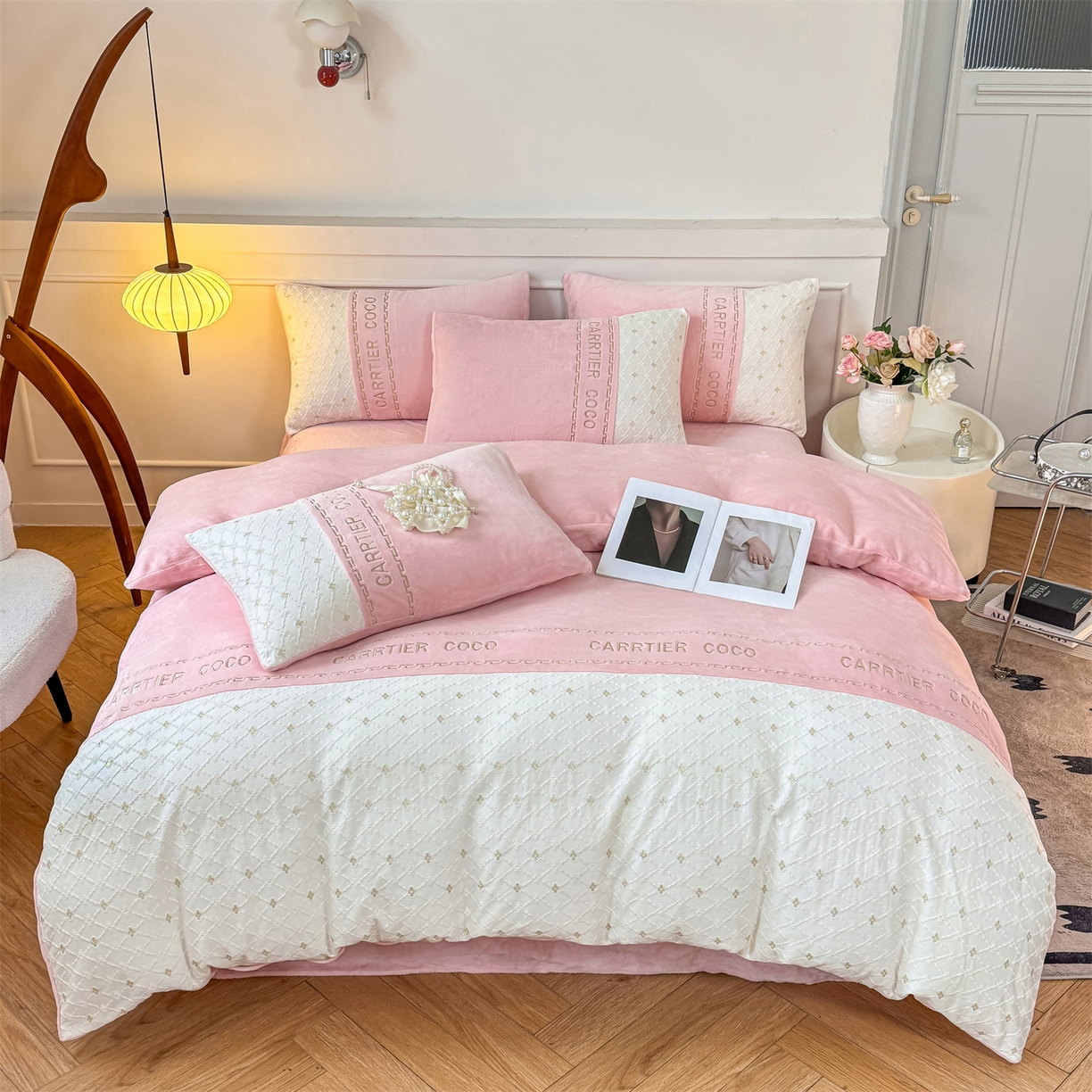 91家纺网 家纺一手货源 找家纺 灰鲸 2025新款牛奶绒拼接刺绣雕花四件套-可可 可可-露娜粉