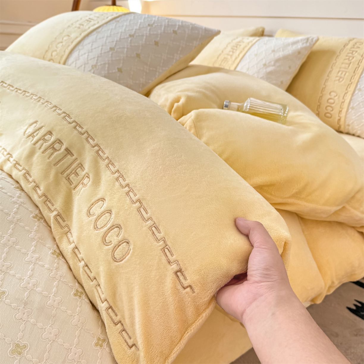 91家纺网 家纺一手货源 找家纺 灰鲸 2025新款牛奶绒拼接刺绣雕花四件套-可可 可可-奶油黄