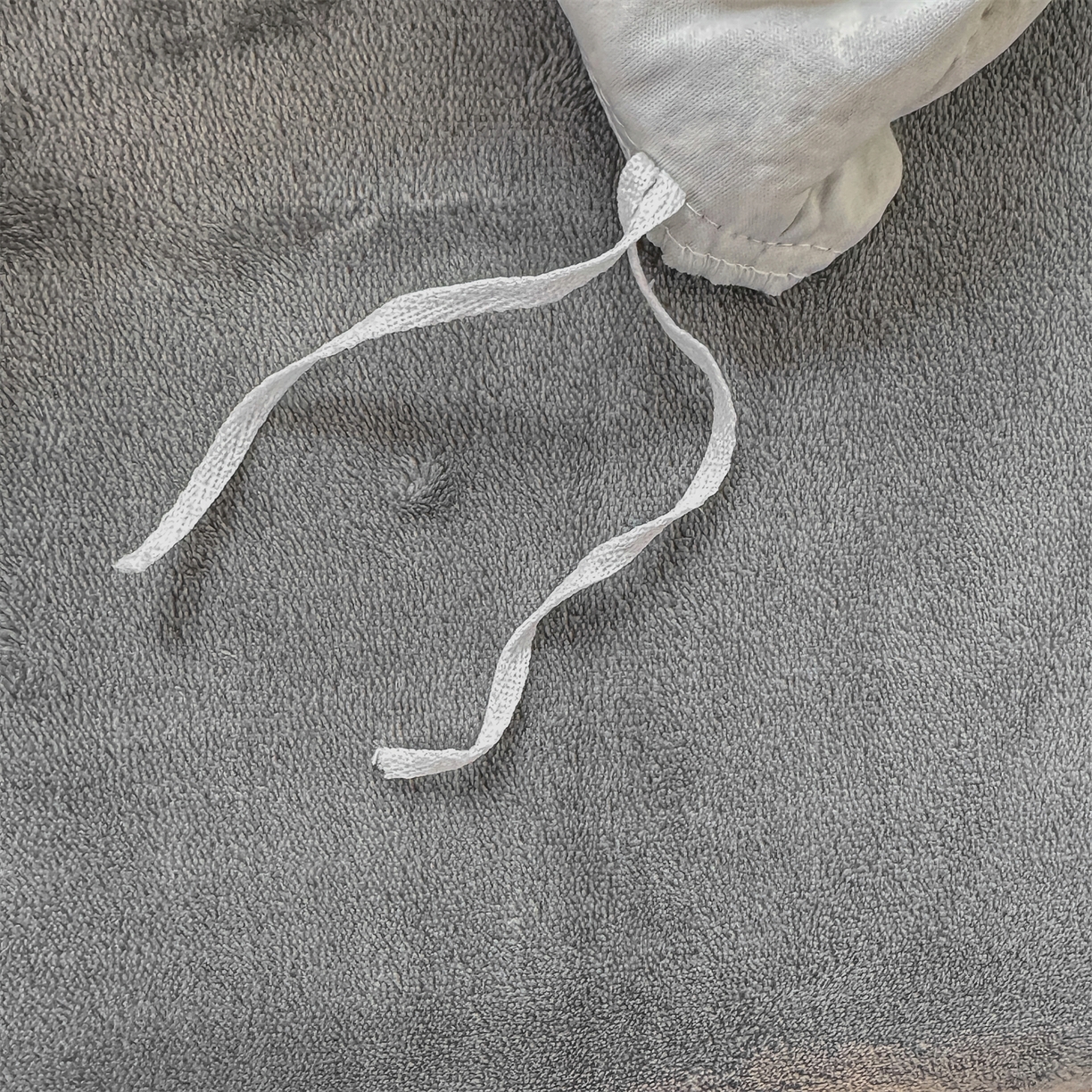 91家纺网 家纺一手货源 找家纺 灰鲸 2025新款牛奶绒拼接刺绣雕花四件套-可可 可可-绅士灰