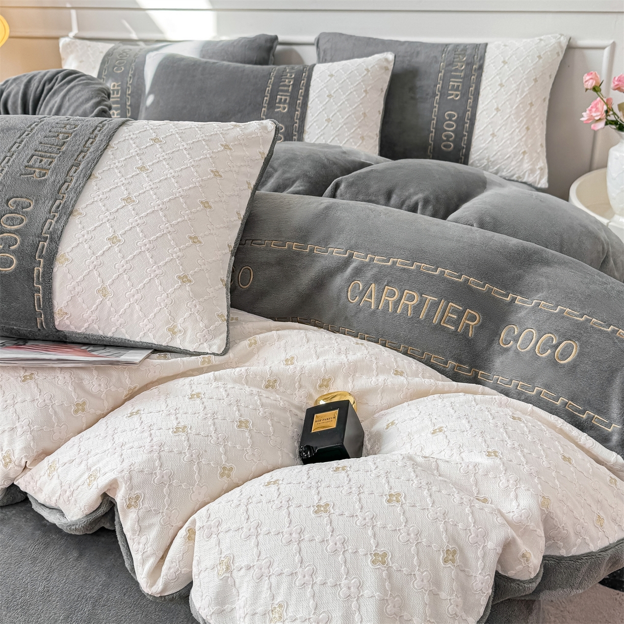 91家纺网 家纺一手货源 找家纺 灰鲸 2025新款牛奶绒拼接刺绣雕花四件套-可可 可可-绅士灰