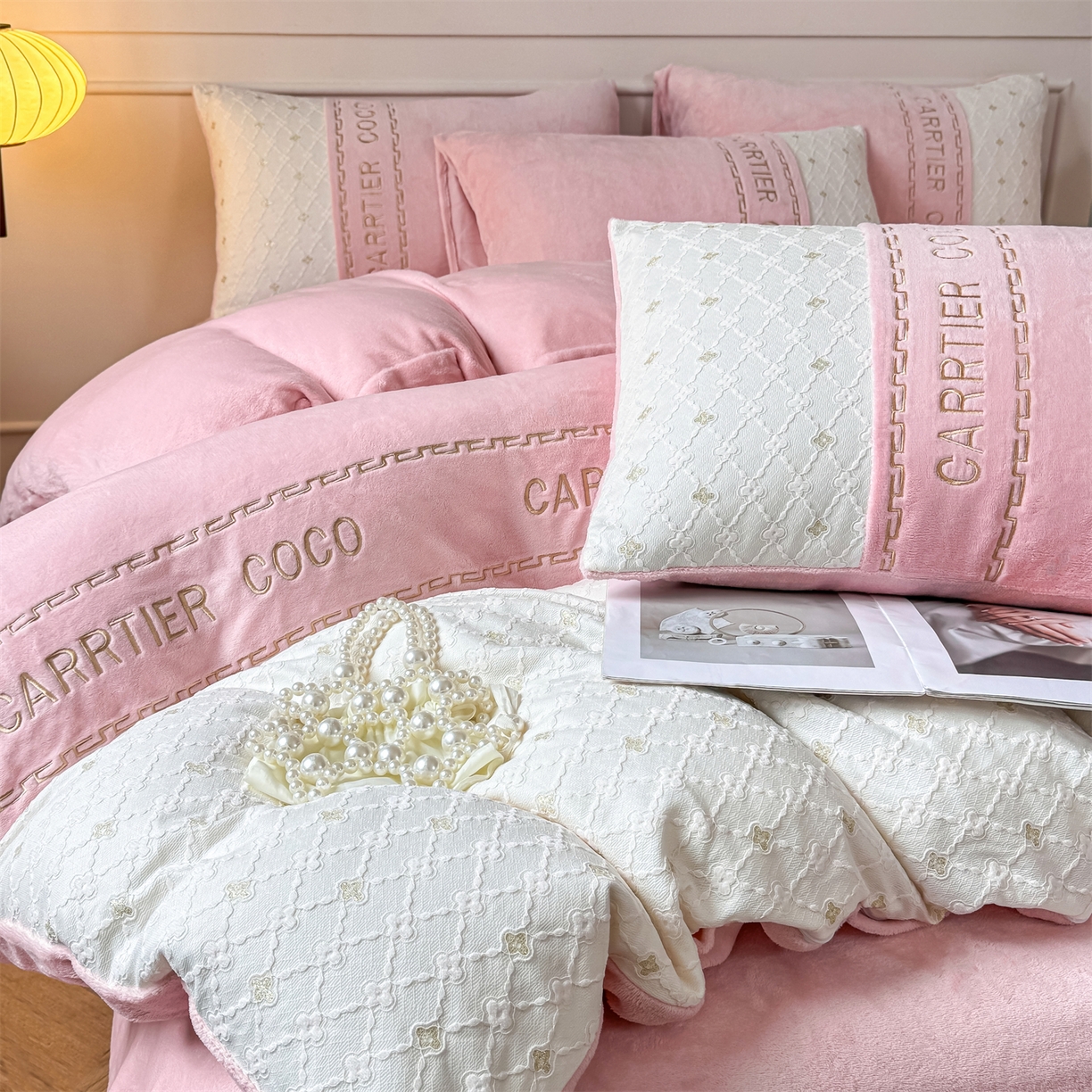 91家纺网 家纺一手货源 找家纺 灰鲸 2025新款牛奶绒拼接刺绣雕花四件套-可可 可可-露娜粉