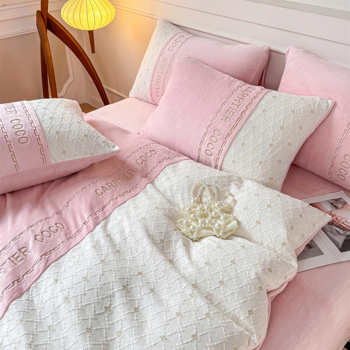 91家纺网 家纺一手货源 找家纺 灰鲸 2025新款牛奶绒拼接刺绣雕花四件套-可可 可可-露娜粉