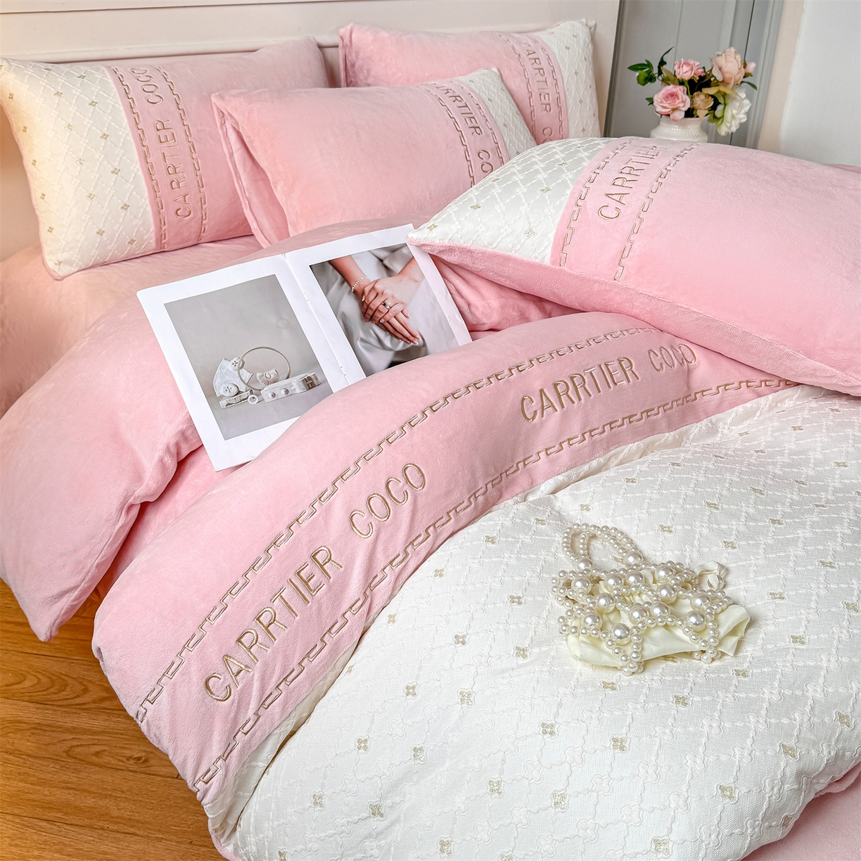 91家纺网 家纺一手货源 找家纺 灰鲸 2025新款牛奶绒拼接刺绣雕花四件套-可可 可可-露娜粉