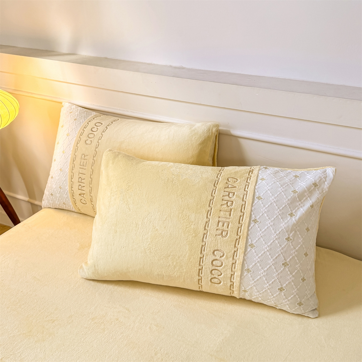 91家纺网 家纺一手货源 找家纺 灰鲸 2025新款牛奶绒拼接刺绣雕花四件套-可可 可可-奶油黄