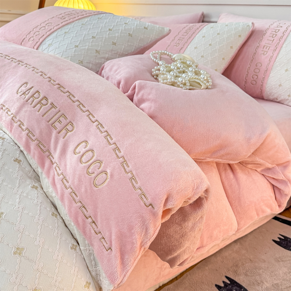 91家纺网 家纺一手货源 找家纺 灰鲸 2025新款牛奶绒拼接刺绣雕花四件套-可可 可可-露娜粉